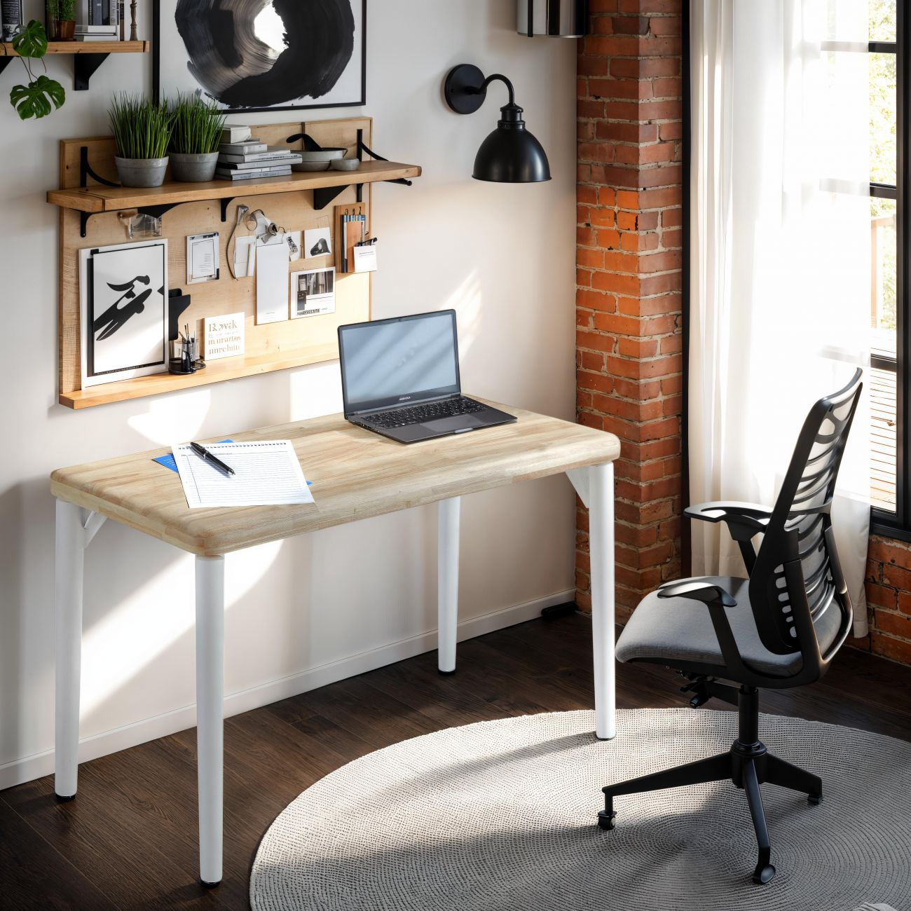 Una oficina en casa moderna con escritorio de madera, portátil y silla.
