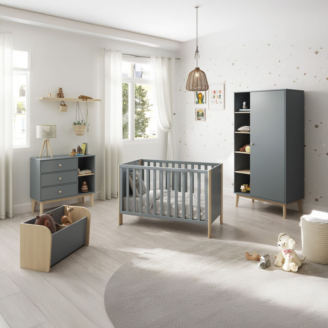 Una guardería con cuna gris, cómoda y armario. Acentos de madera por todas partes.