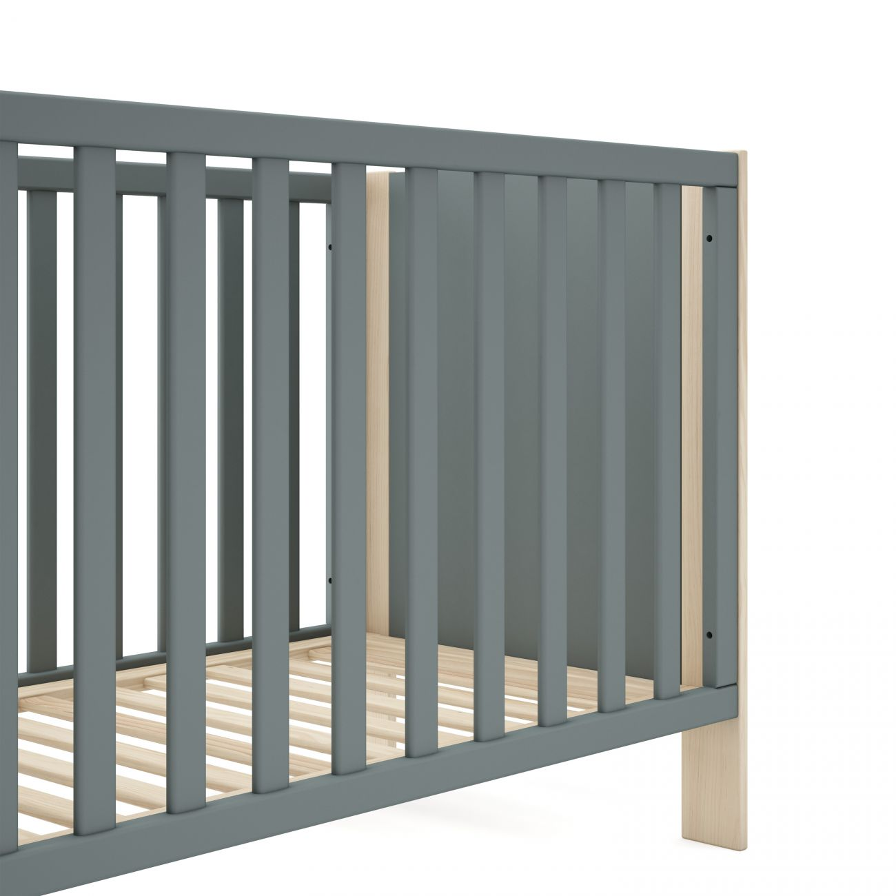 Parte de una cuna gris con listones de madera en la parte inferior y acentos de madera clara.