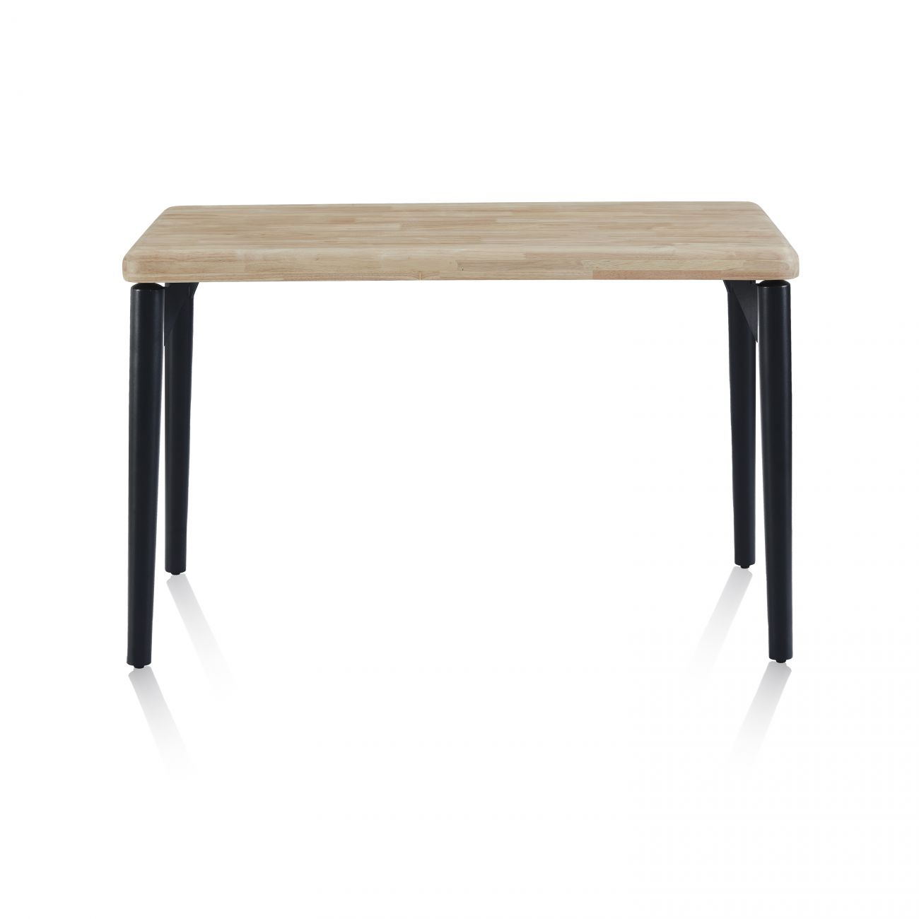 Una mesa rectangular de madera con cuatro patas negras sobre fondo blanco.