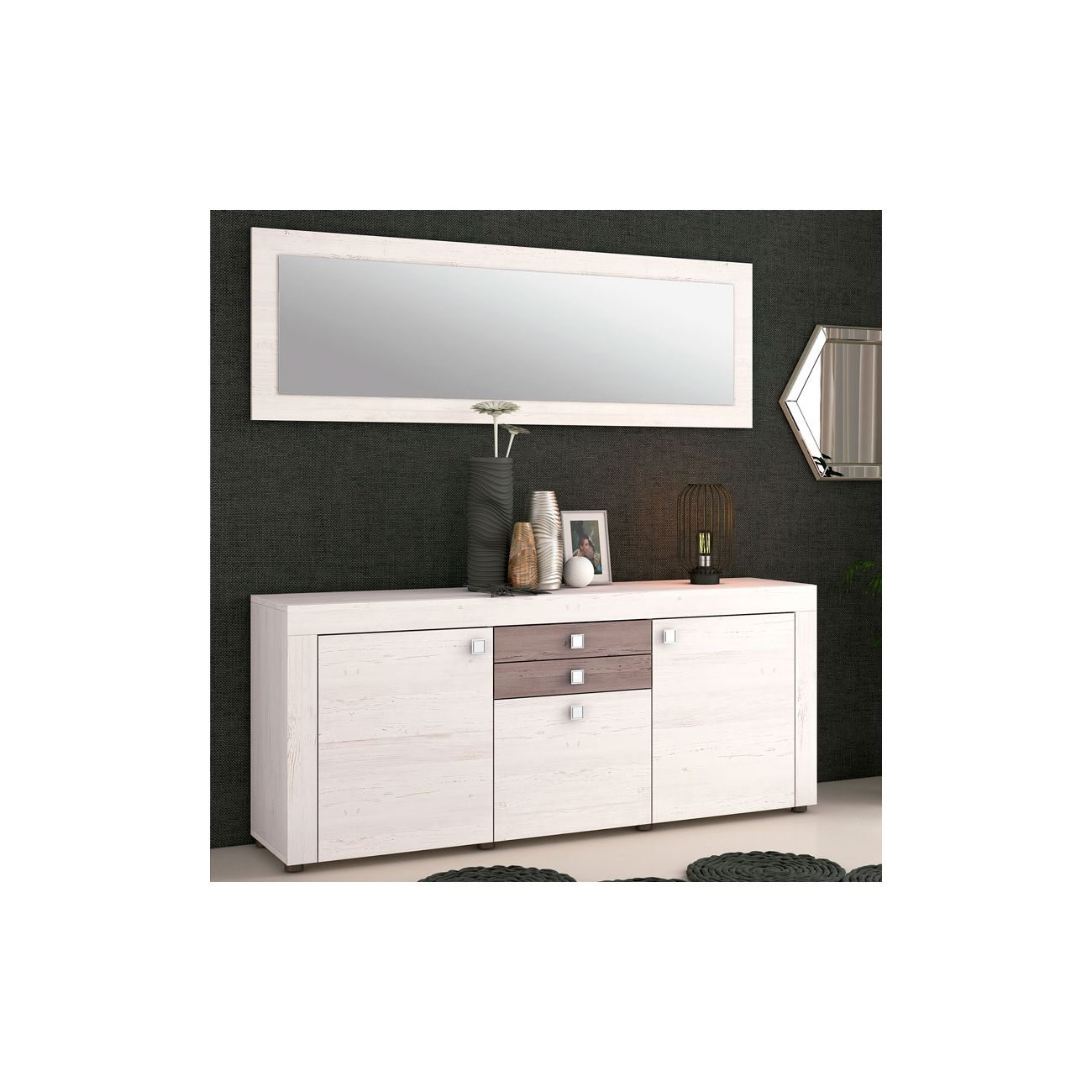Un aparador blanco de veta de madera con tres cajones, dos puertas, decorado con jarrones y un espejo.