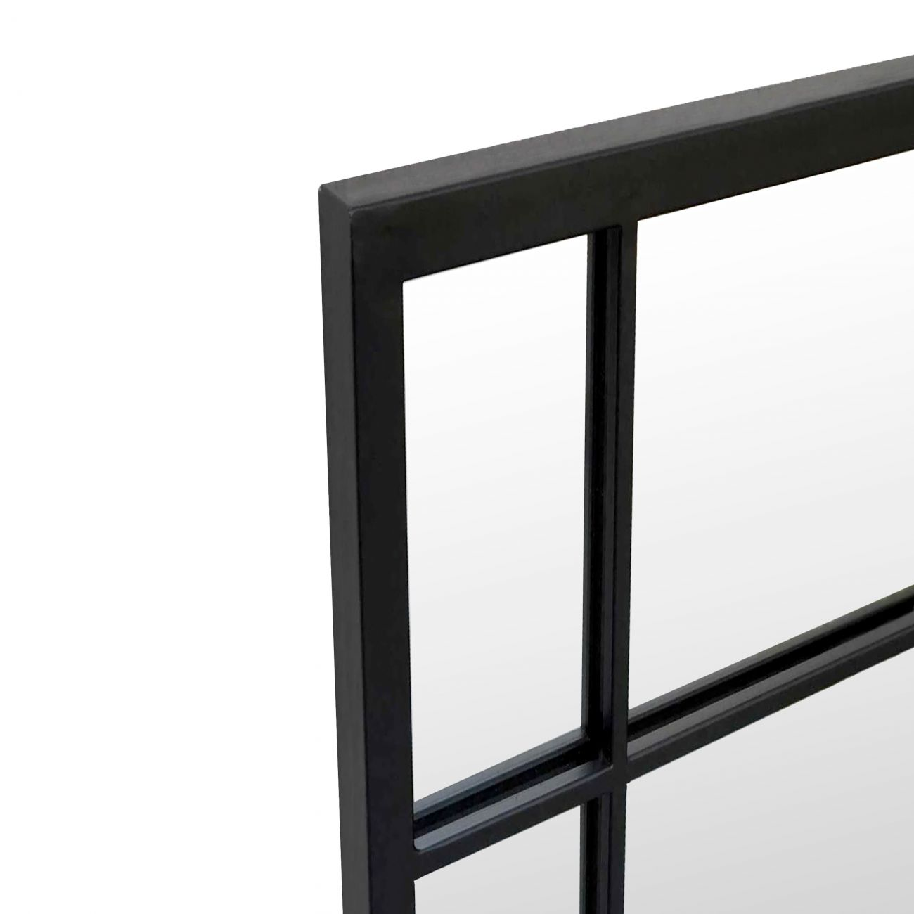 Un marco de metal negro con paneles de ventana sobre fondo blanco.
