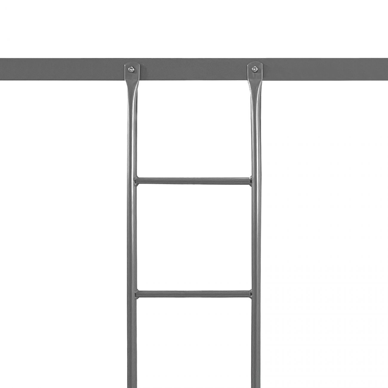 Una escalera gris con peldaños está sujeta a una barra gris.