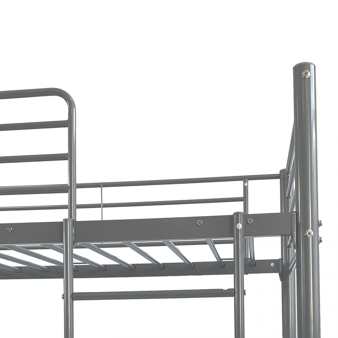 Primer plano de una estructura de litera de metal gris sobre fondo blanco.