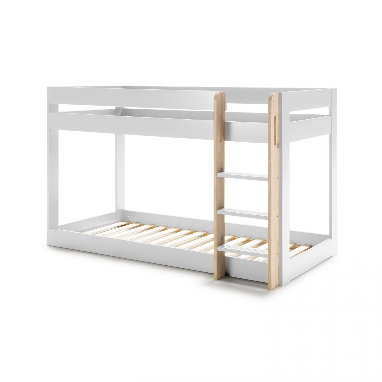 Una litera blanca con escalera de madera y base de listones.