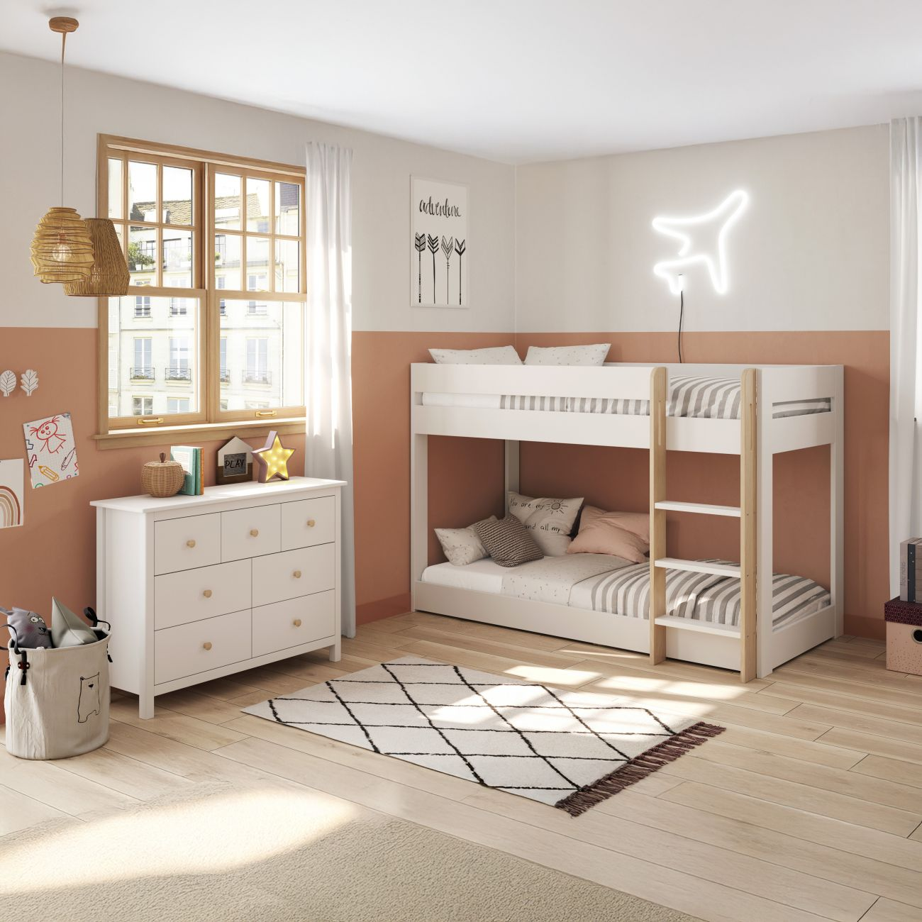 Habitación infantil con litera blanca, cómoda y ventana.