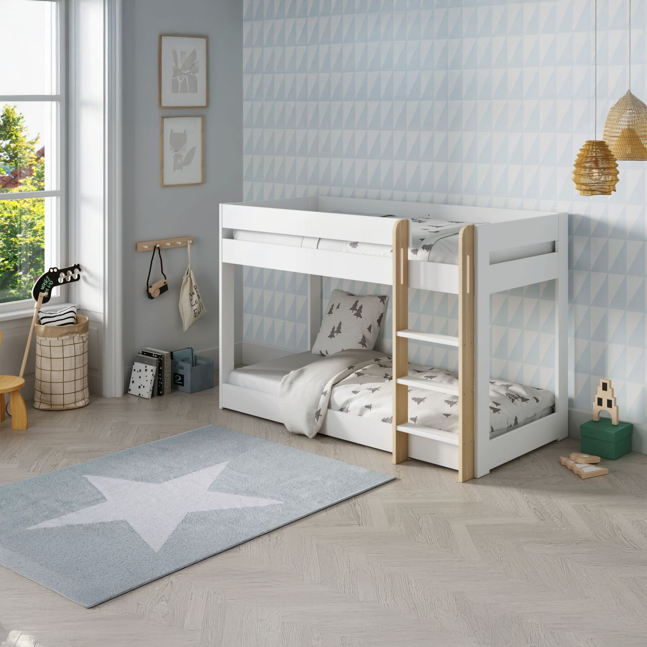 Una litera blanca con detalles de madera está en una habitación infantil con alfombra de estrellas.