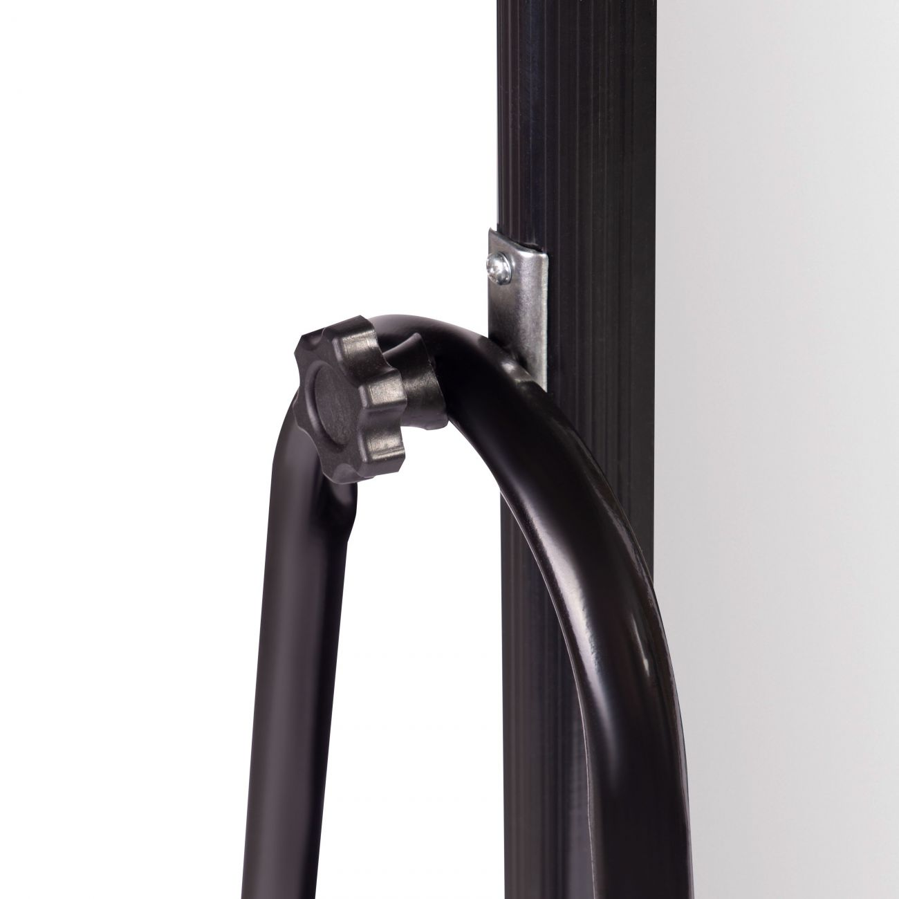 Una perilla negra en forma de estrella está unida a un tubo curvo de metal negro.