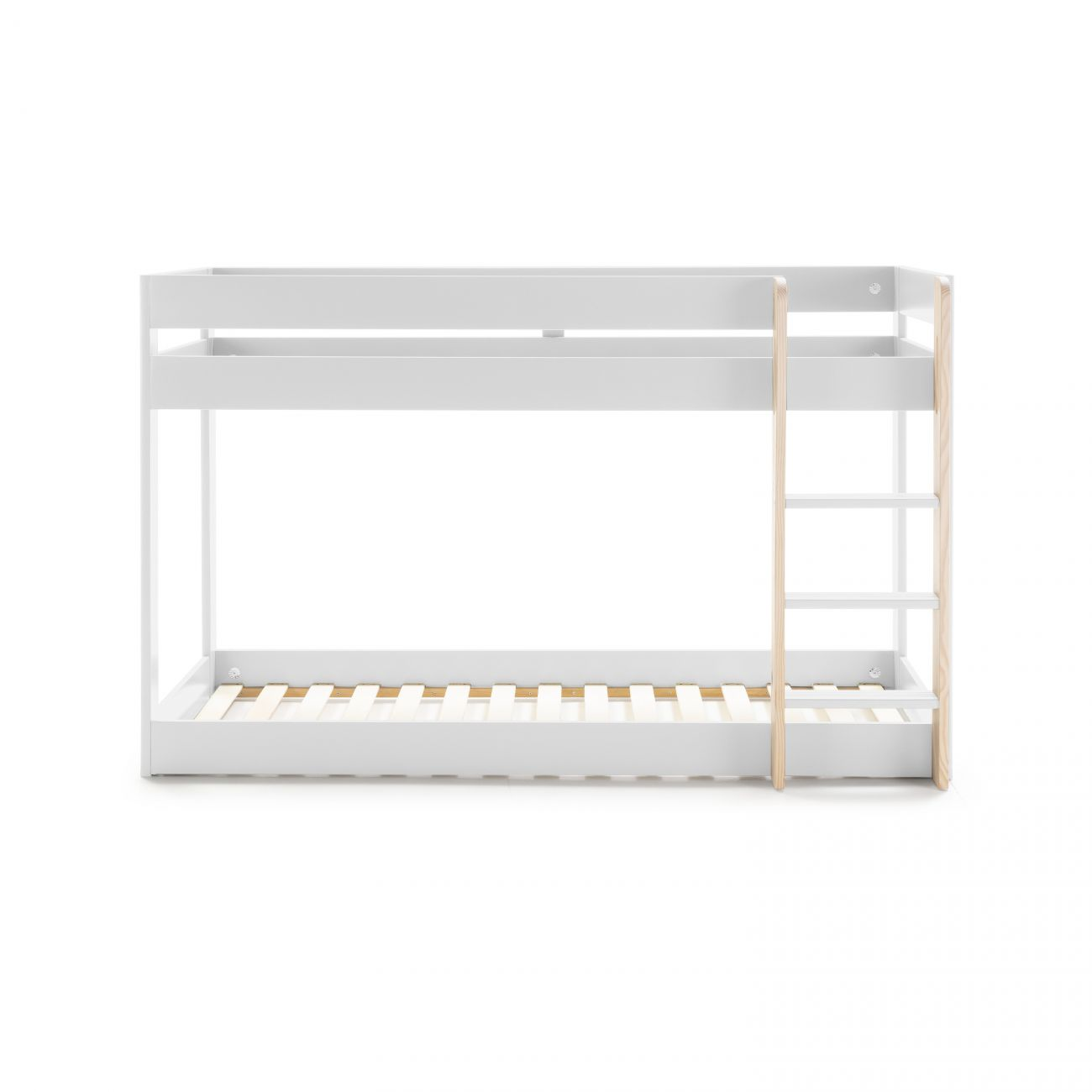 Litera blanca con escalera de madera y somier de láminas.