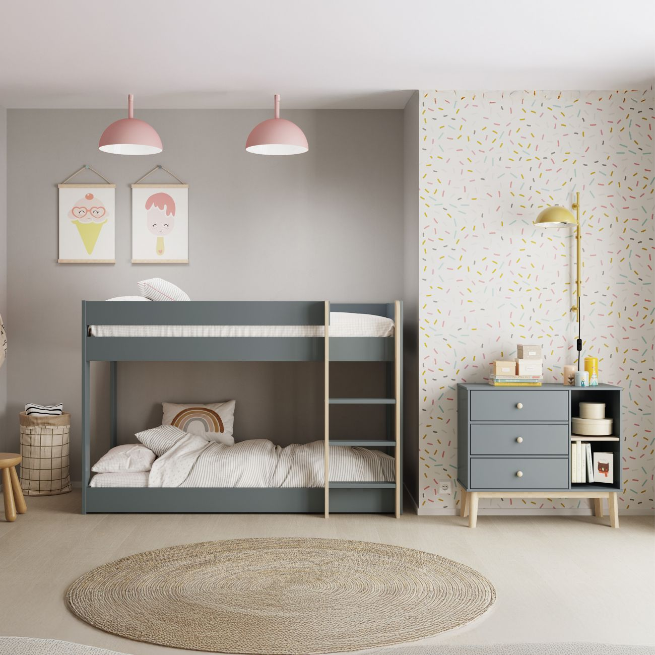 Habitación infantil con litera gris, papel pintado de rayas coloridas, cómoda y alfombra.