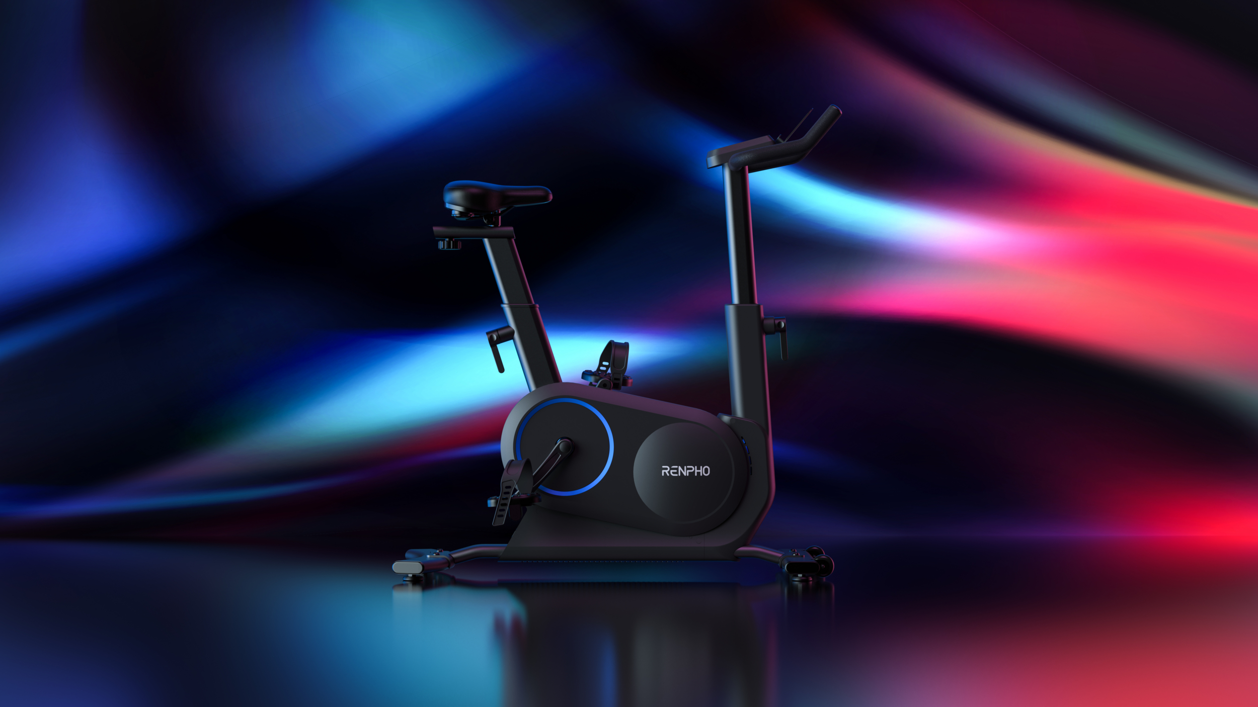 Ein schwarzes Renpho Heimtrainer mit blauer Beleuchtung steht auf einer glänzenden Oberfläche.