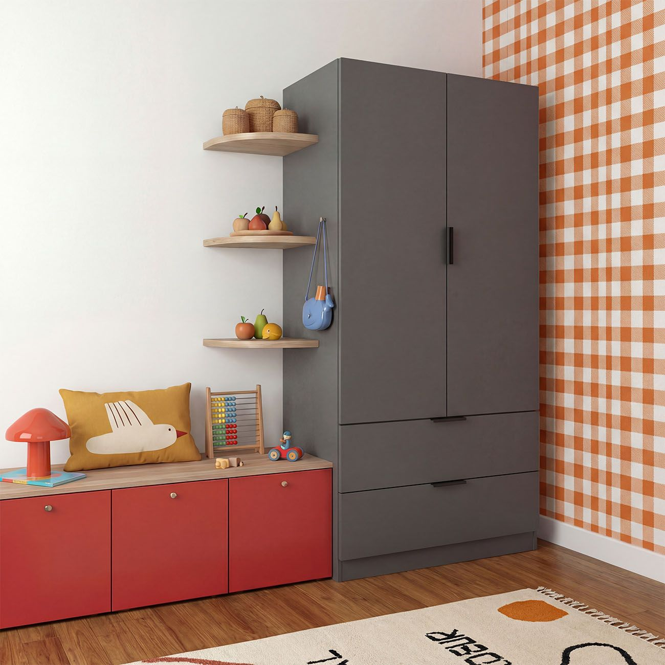 Habitación infantil con armario gris, cajones rojos, juguetes y papel pintado a cuadros naranja y blanco.