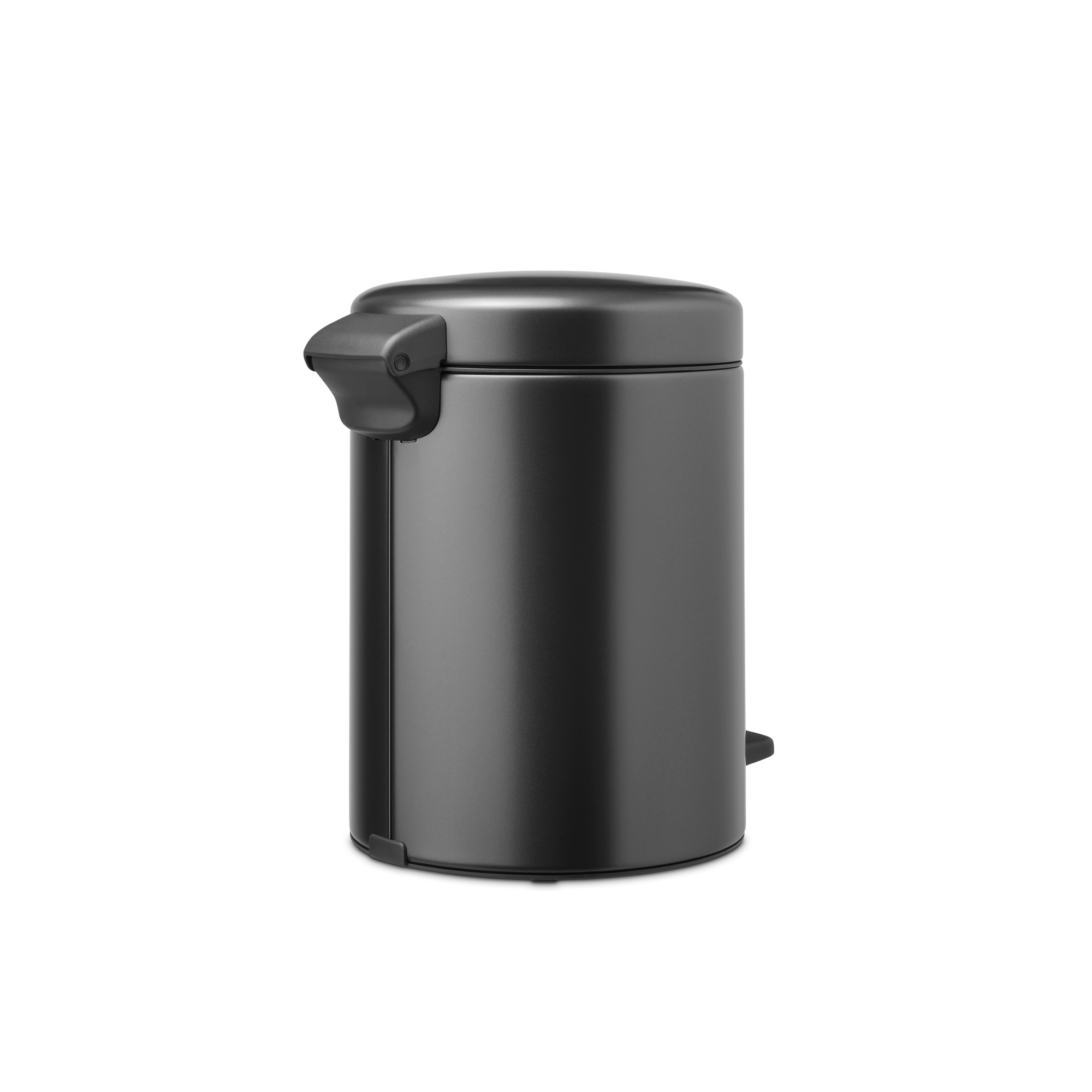 Un cubo de basura negro con pedal se muestra sobre fondo blanco.