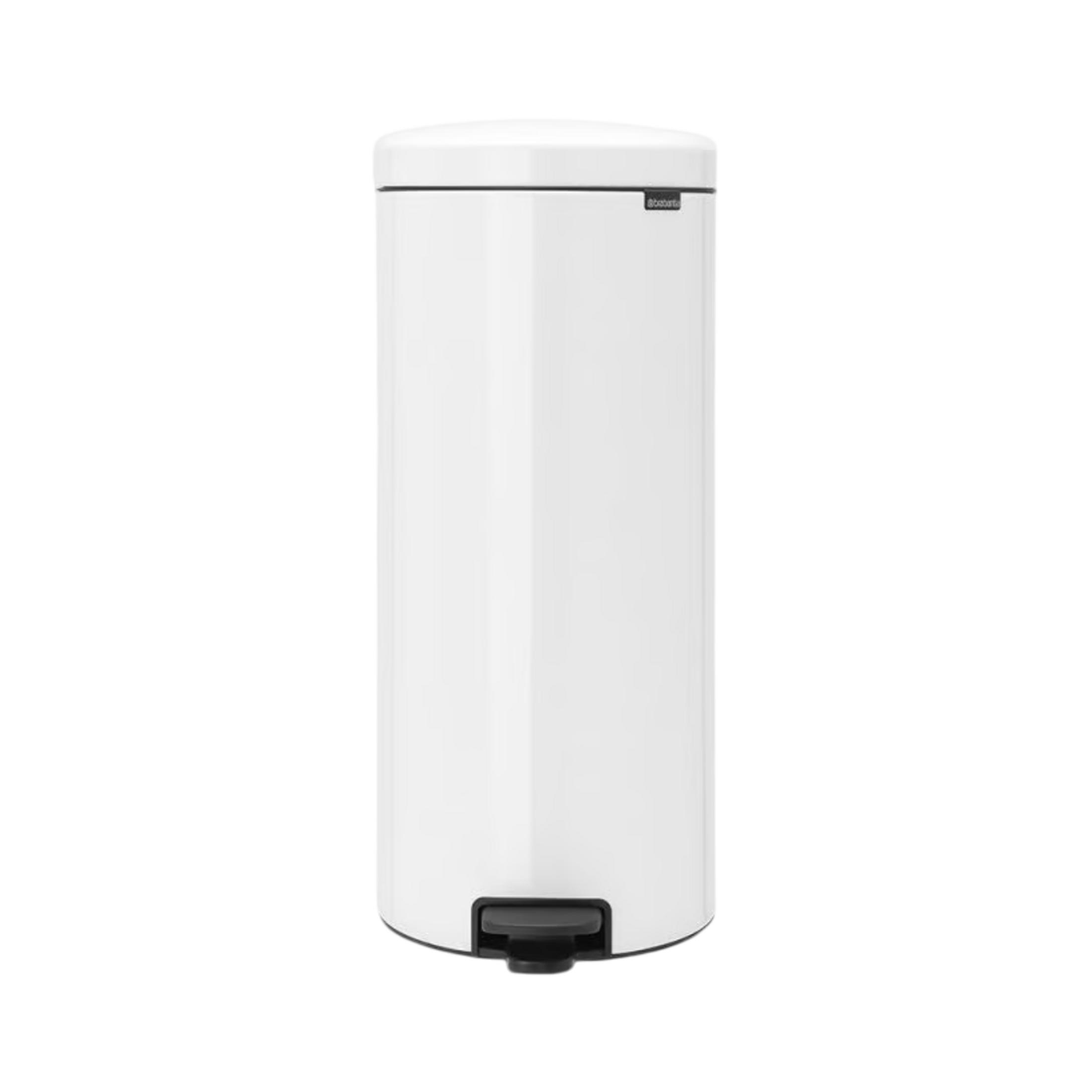 Een witte prullenbak met een zwart pedaal staat op een witte achtergrond.