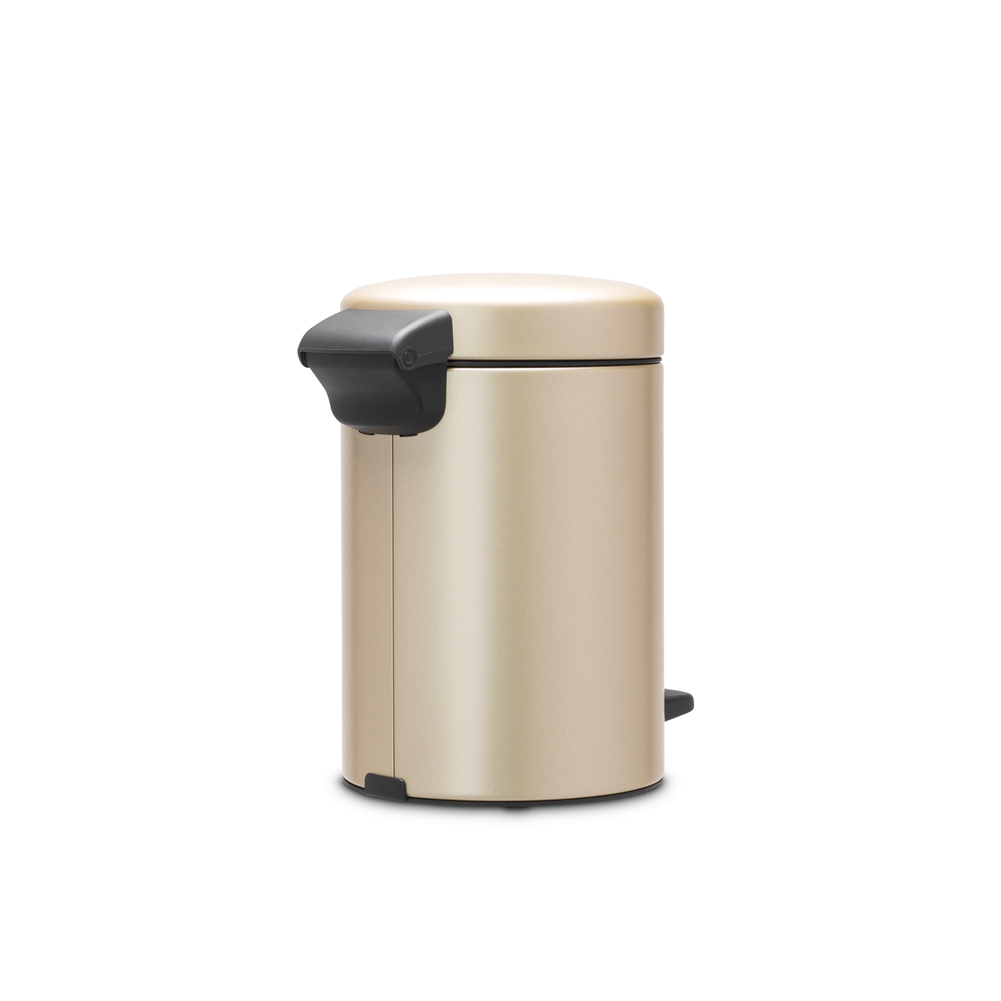 Un cubo de basura beige con tapa plateada y asa negra.