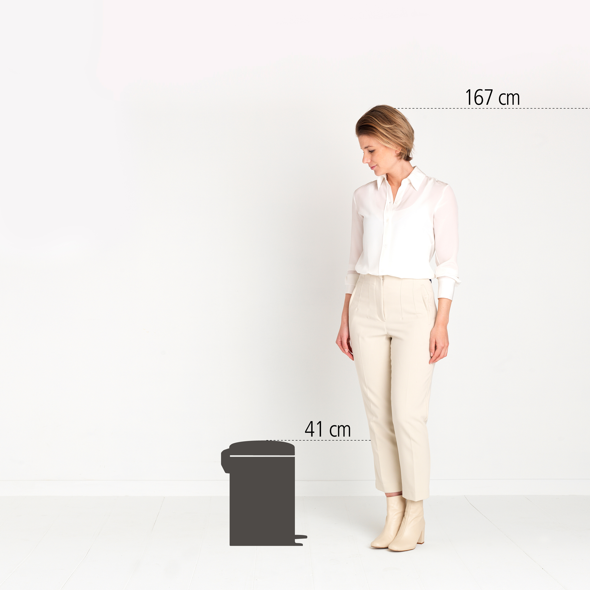 Een vrouw staat naast een prullenbak. Haar lengte is 167 cm, die van de prullenbak 41 cm.