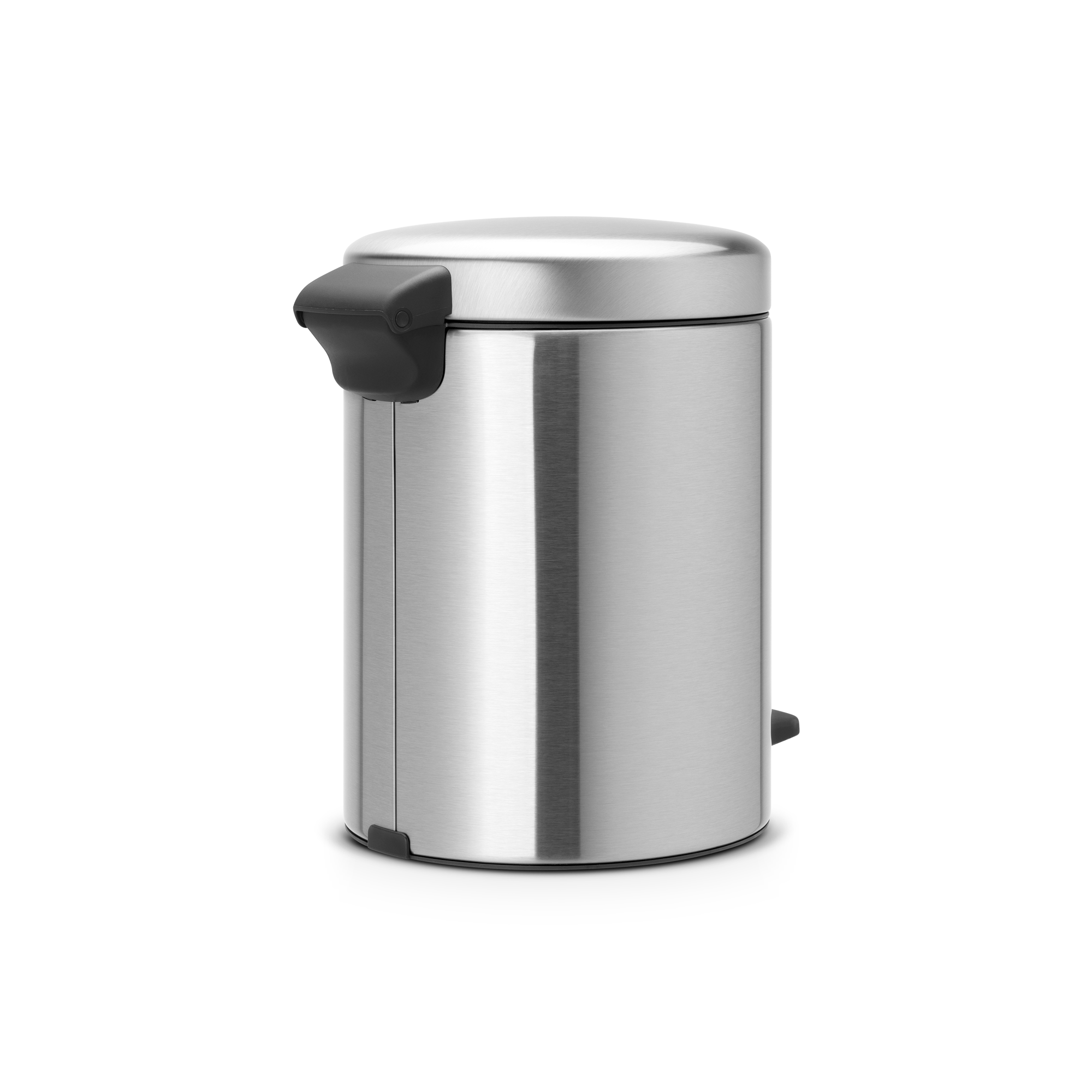 Een zilveren prullenbak met zwart pedaal en handvat.