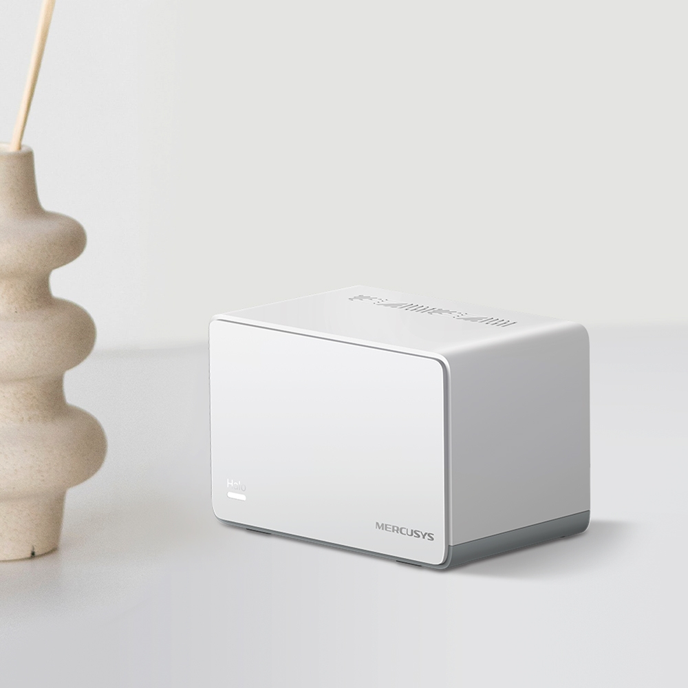 Un router Mercusys blanco está al lado de un jarrón color canela sobre una mesa.