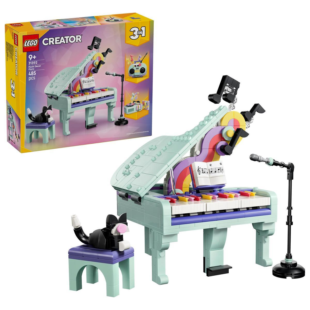 Un piano LEGO verde claro con notas musicales, un micrófono y un gato en un taburete.
