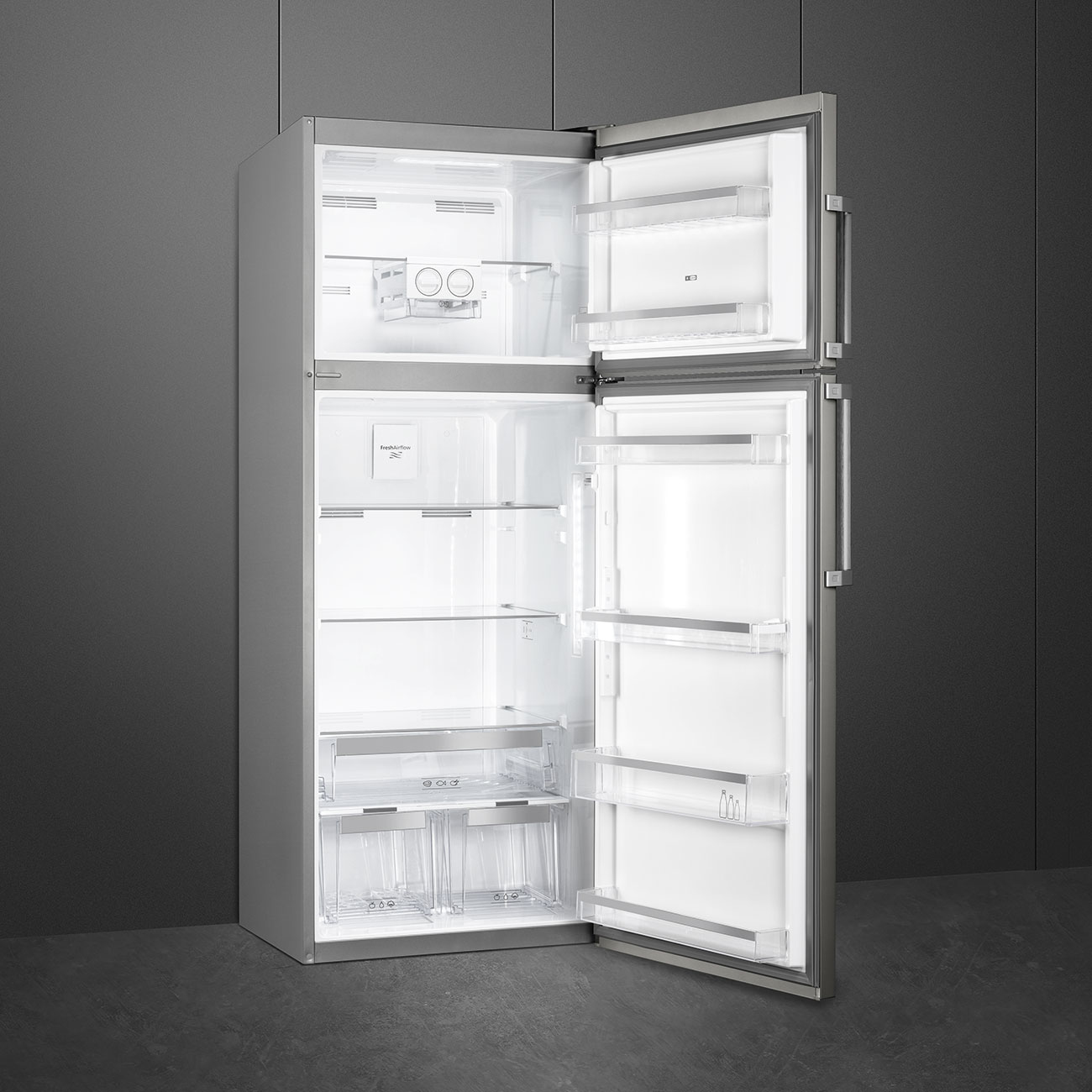 Un refrigerador plateado abierto de dos puertas con interior iluminado y estantes de cristal.