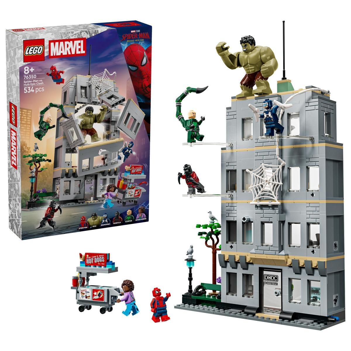 Set LEGO con Spider-Man, Hulk y Scorpion luchando alrededor de un edificio.
