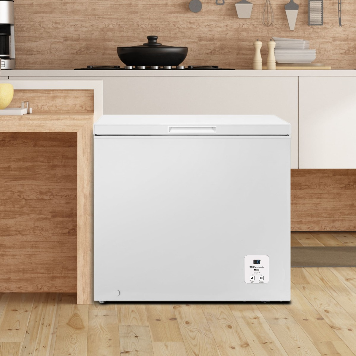 Un congelatore a pozzetto bianco si trova in una cucina con accenti in legno.