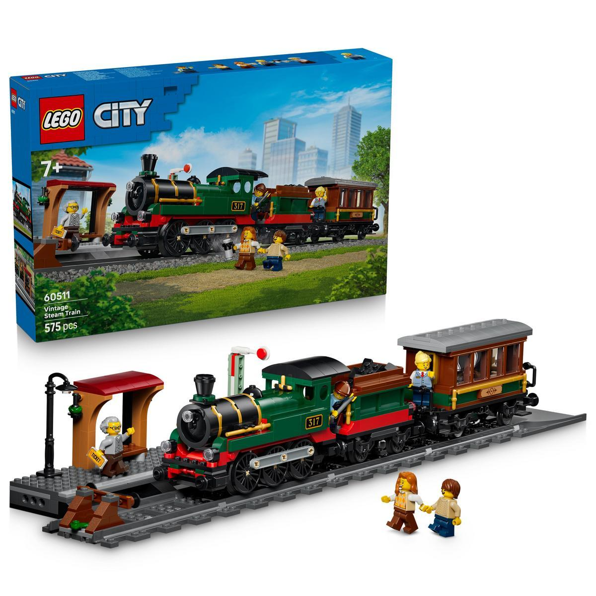 Yeşil Lego buharlı tren, raylarda kahverengi vagonlar ve figürler.