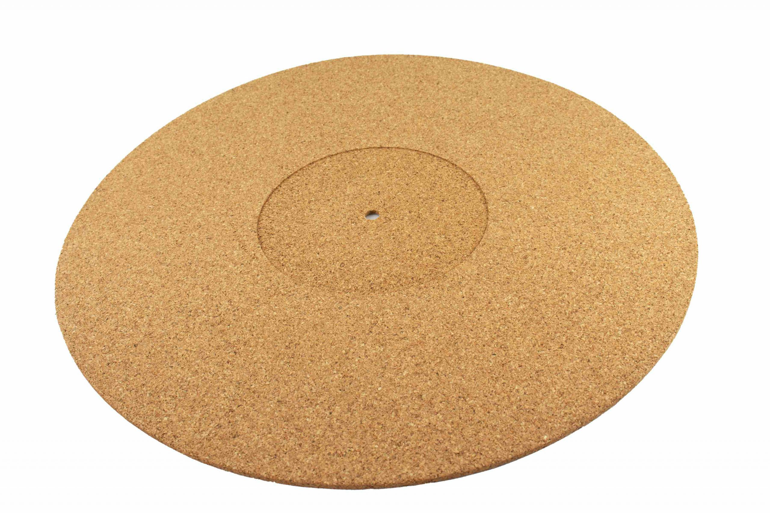 Een ronde, bruine kurkmat met een verhoogde middenring en een gat.