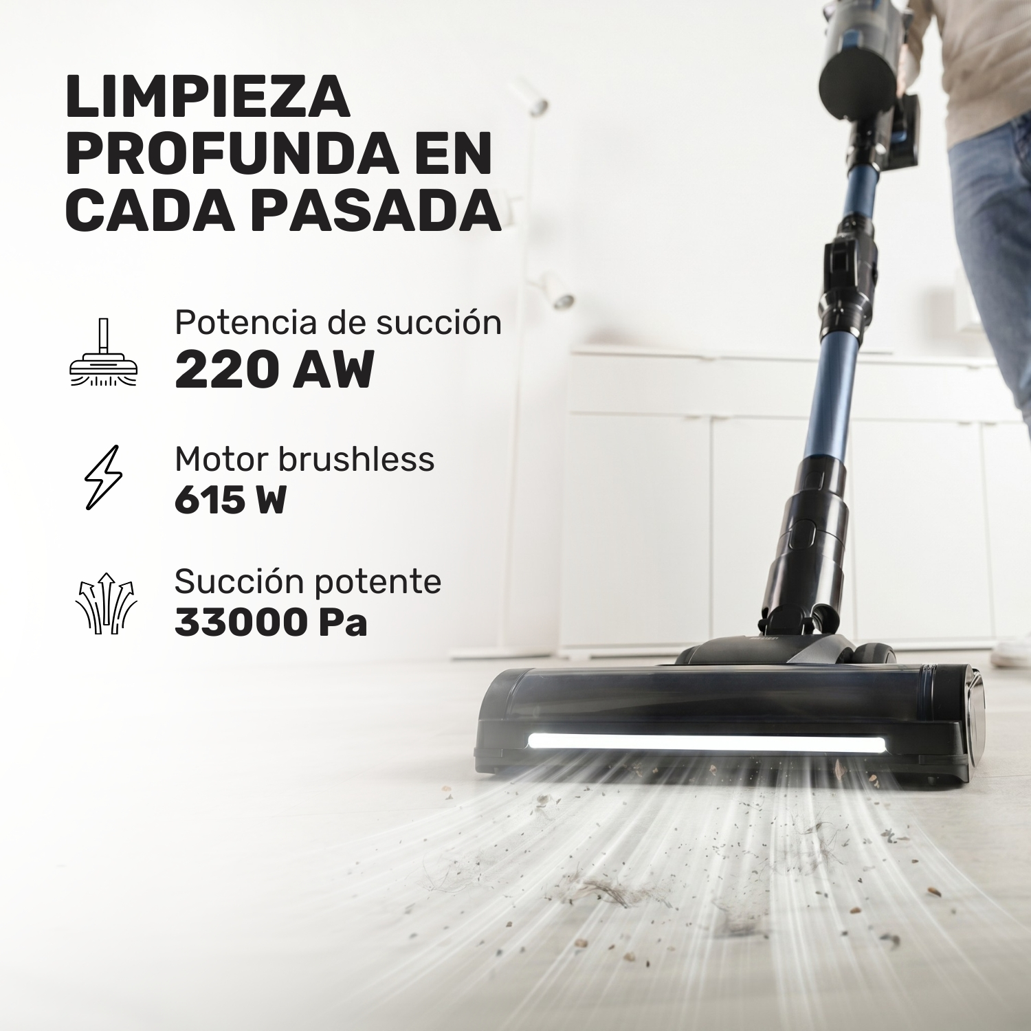 Una aspiradora de palo azul aspira suciedad en un suelo claro.