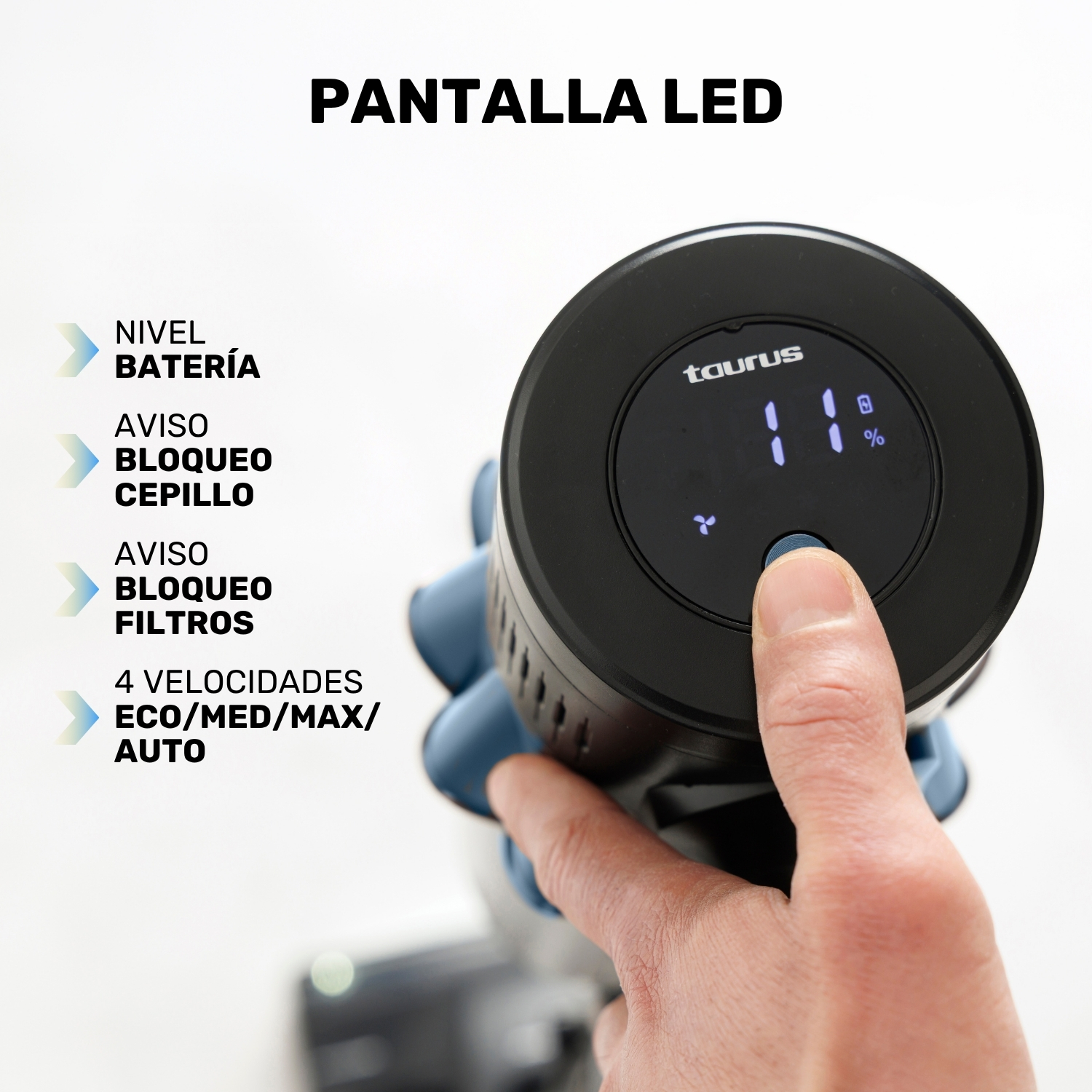 Una mano presiona un botón en la pantalla LED negra de una aspiradora.