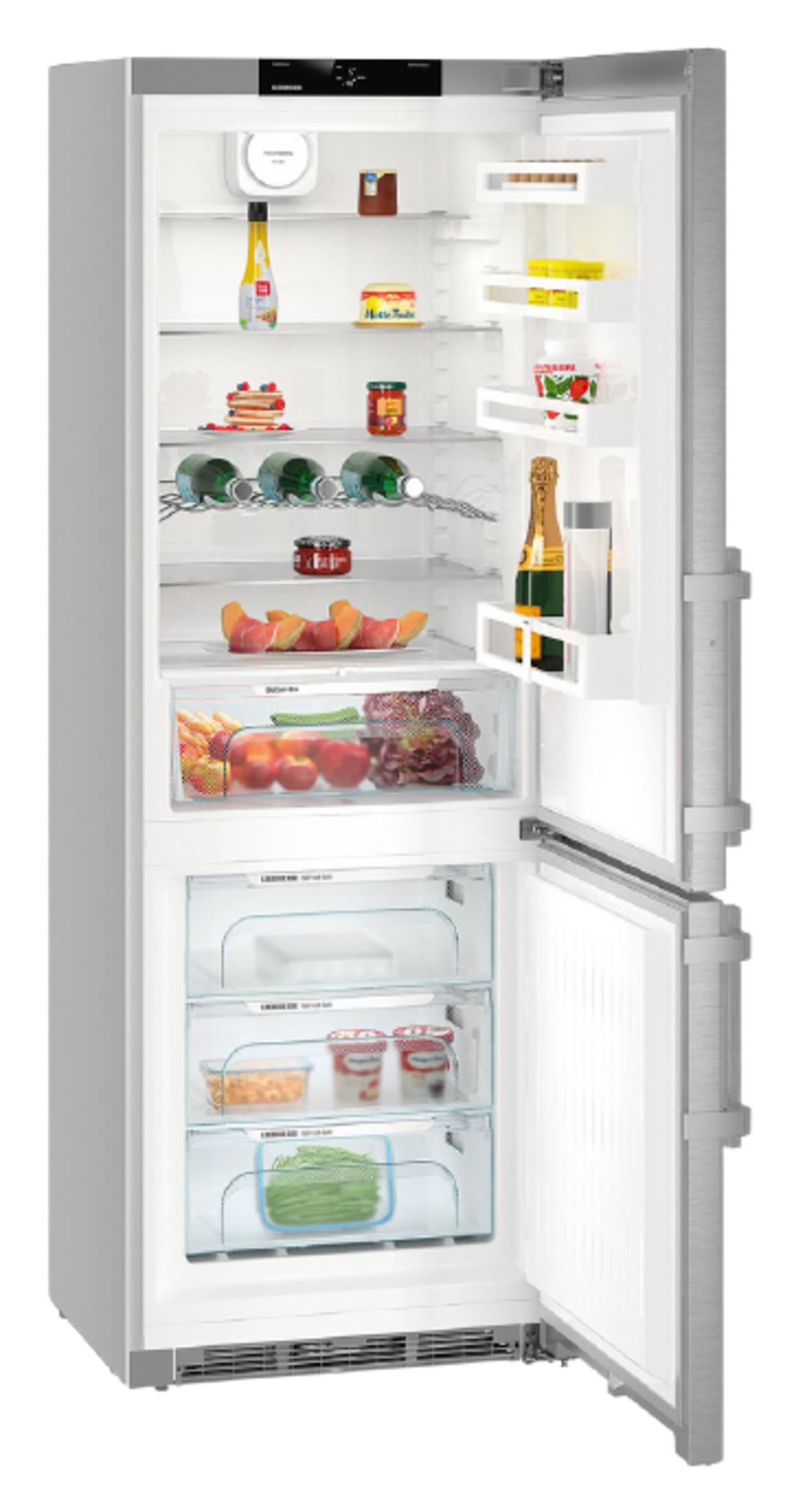 Frigorifero aperto con alimenti come frutta, verdura, bevande e barattoli.