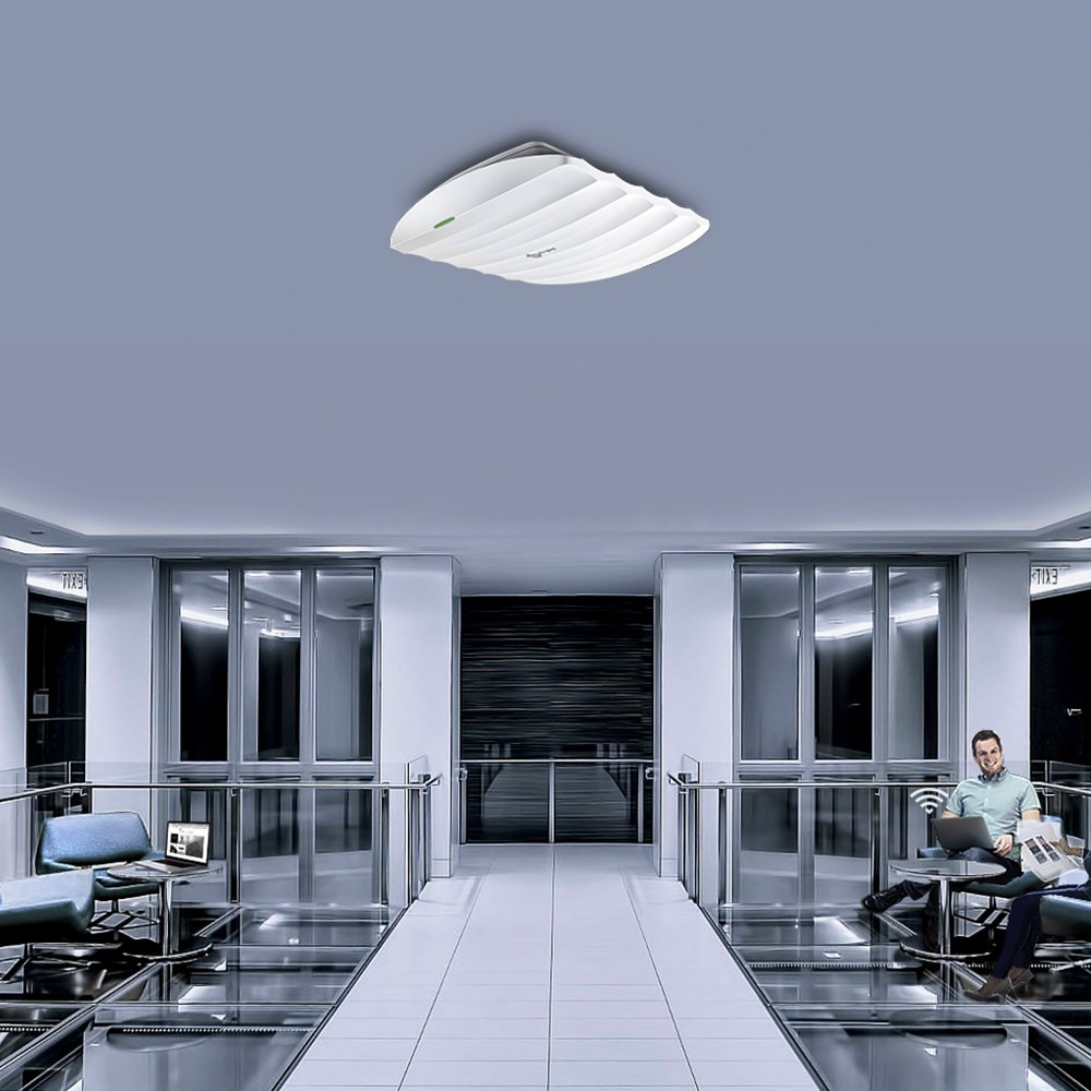 Nowoczesna lampa sufitowa nad korytarzem z szklanymi podłogami i miejscami do siedzenia.