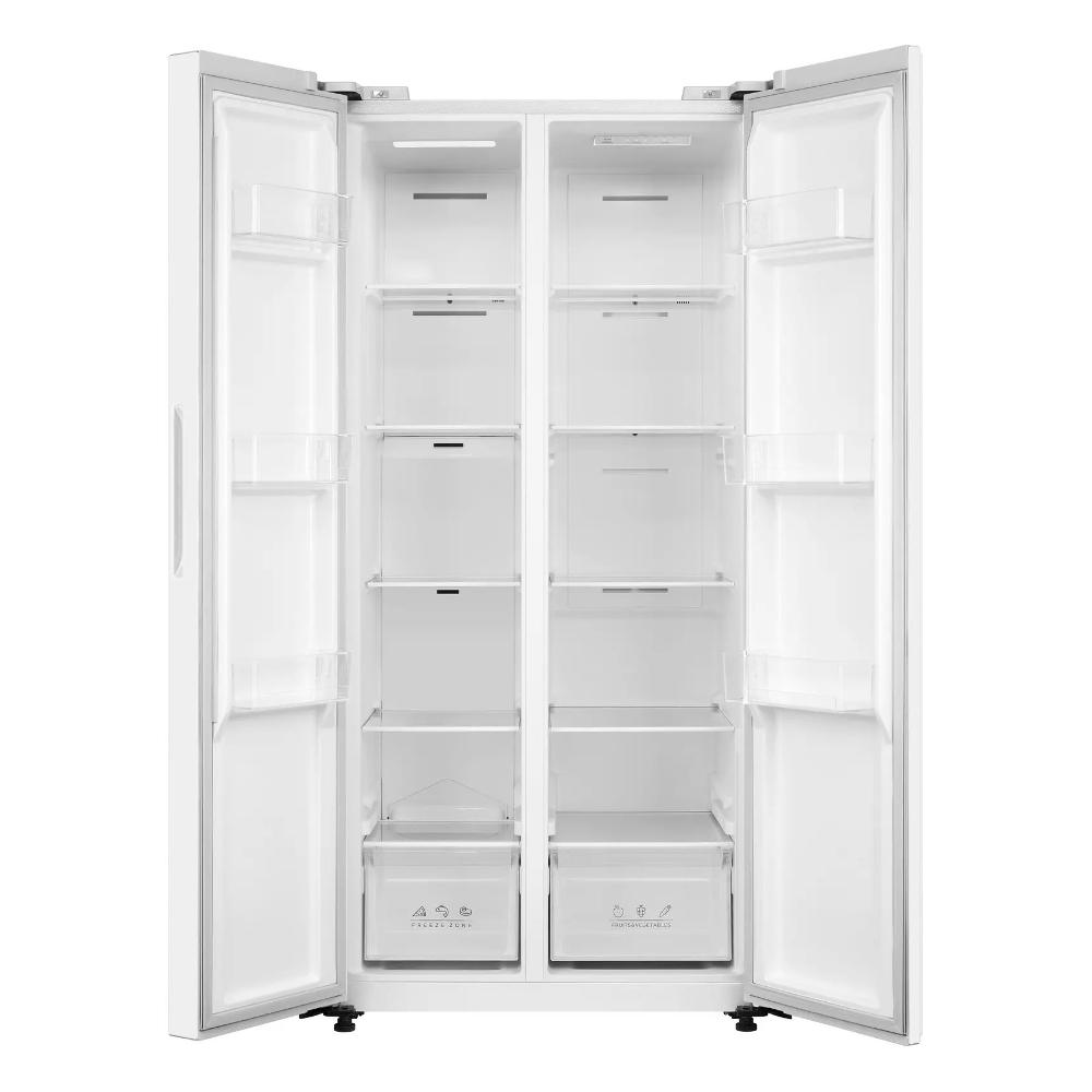 Un frigorifero bianco con ante aperte, illuminazione interna e più ripiani.