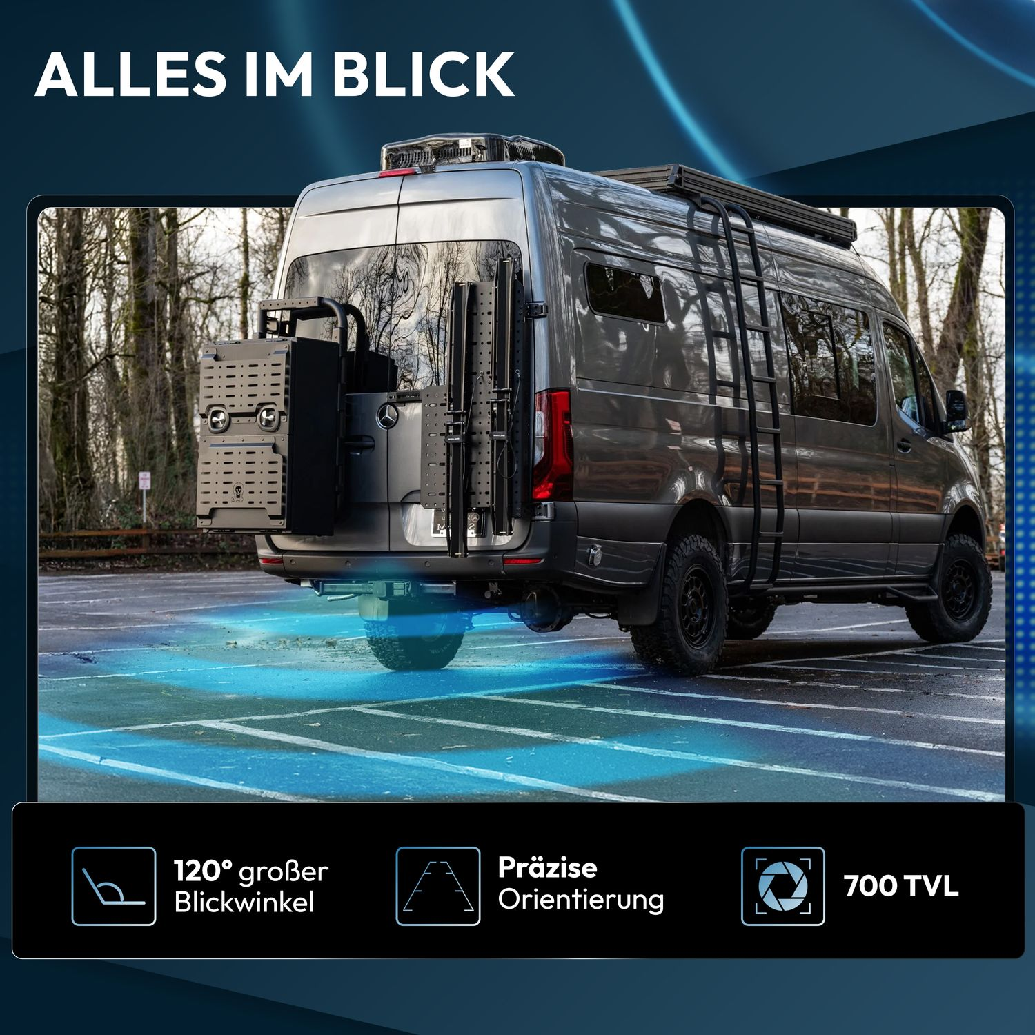 Grauer Van mit Zubehör im Freien, mit Parkplatzmarkierungen und blauer Beleuchtung.