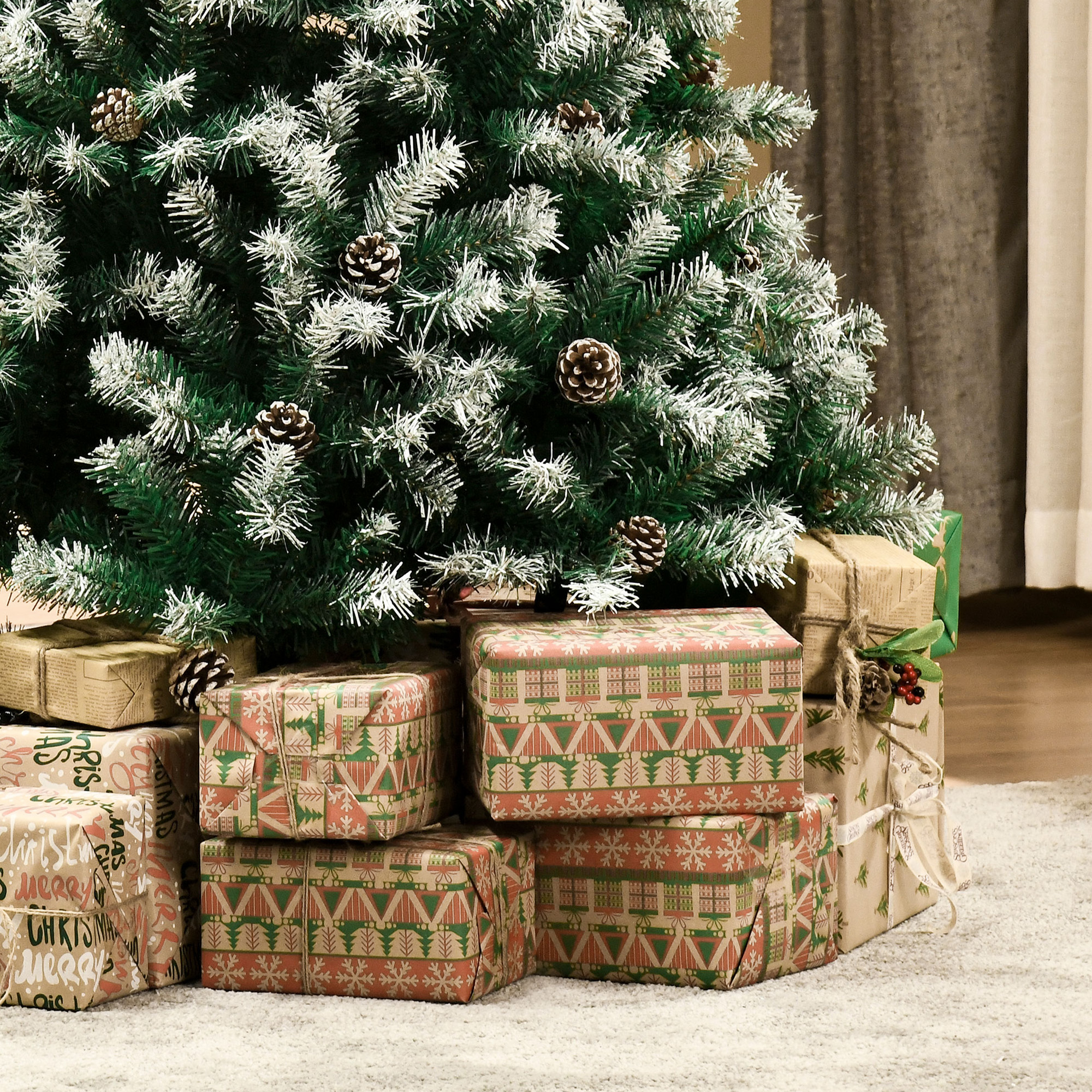 Un árbol de Navidad con regalos apilados debajo sobre una alfombra.