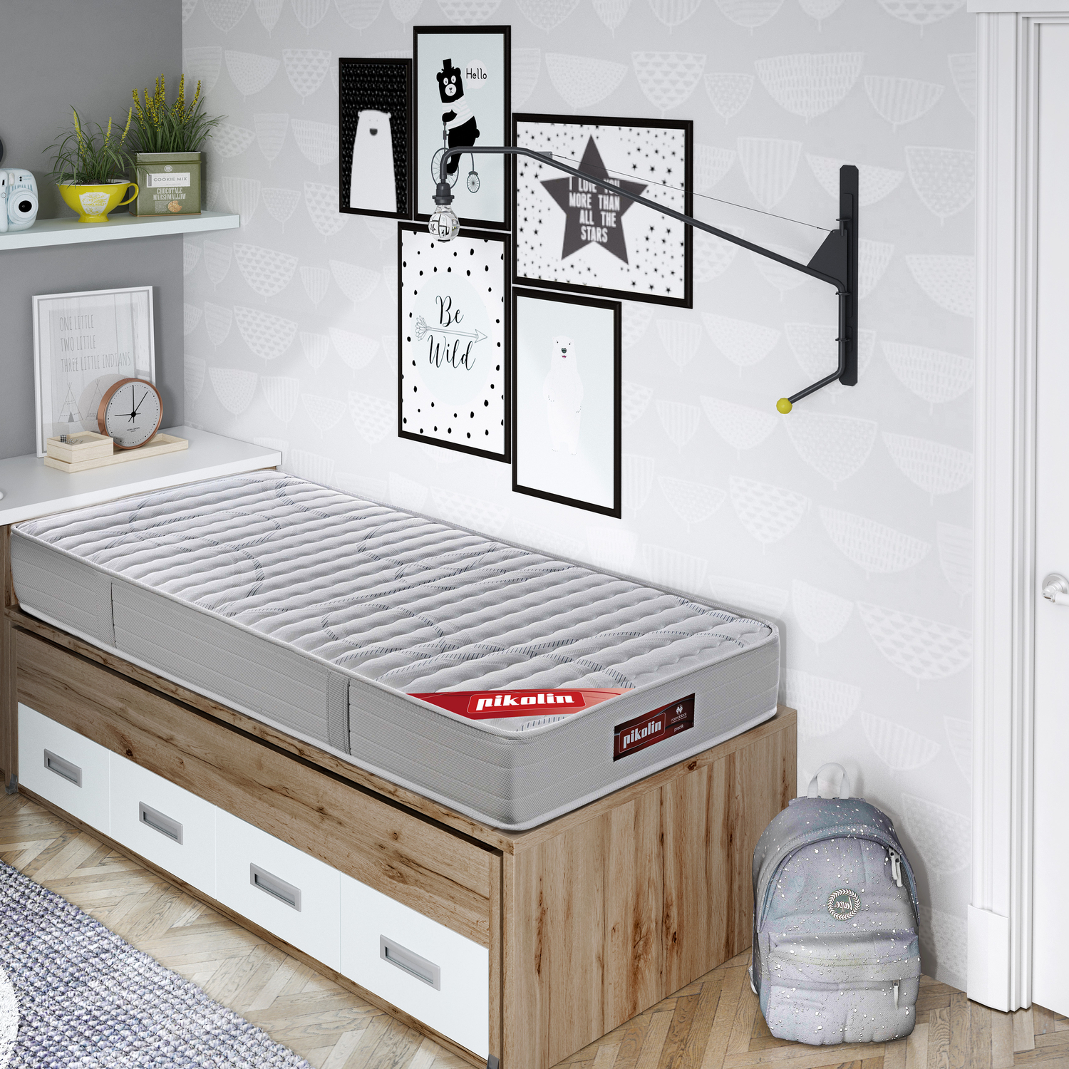 Dormitorio infantil con cama, mochila y arte de pared.