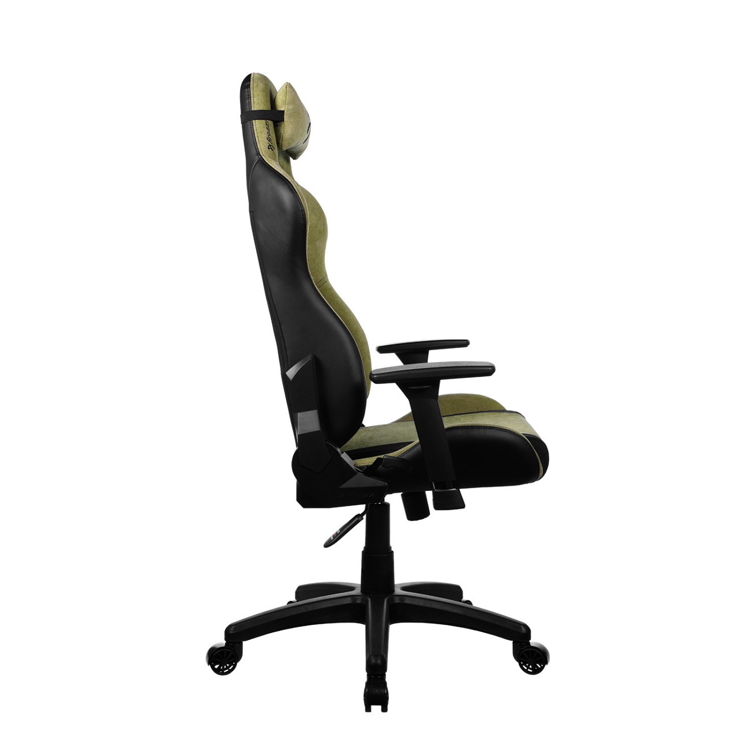 Een groene en zwarte gamestoel met hoofdsteun en wielen.