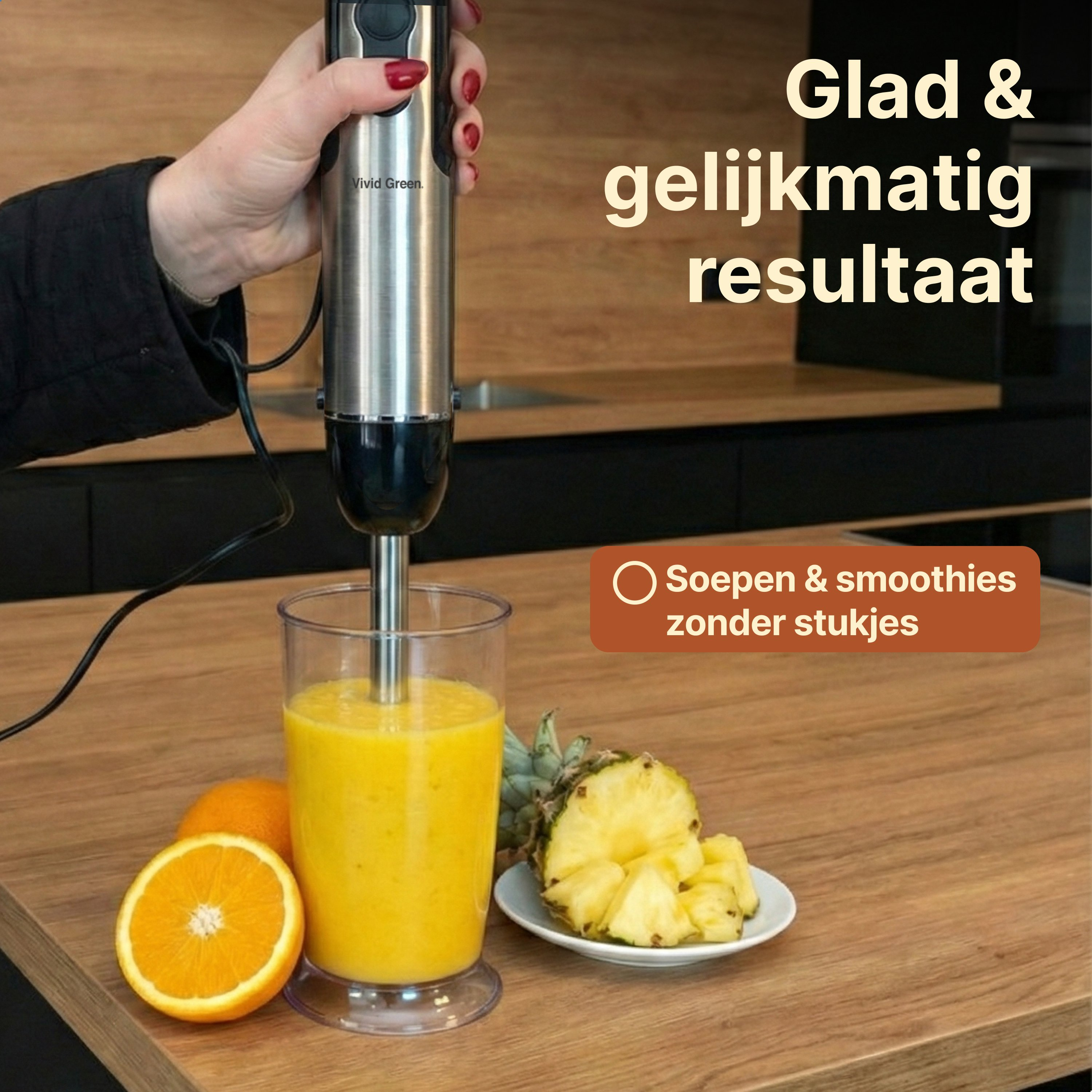 Steelpan mixt geel sap in een glas met sinaasappels en ananas ernaast.