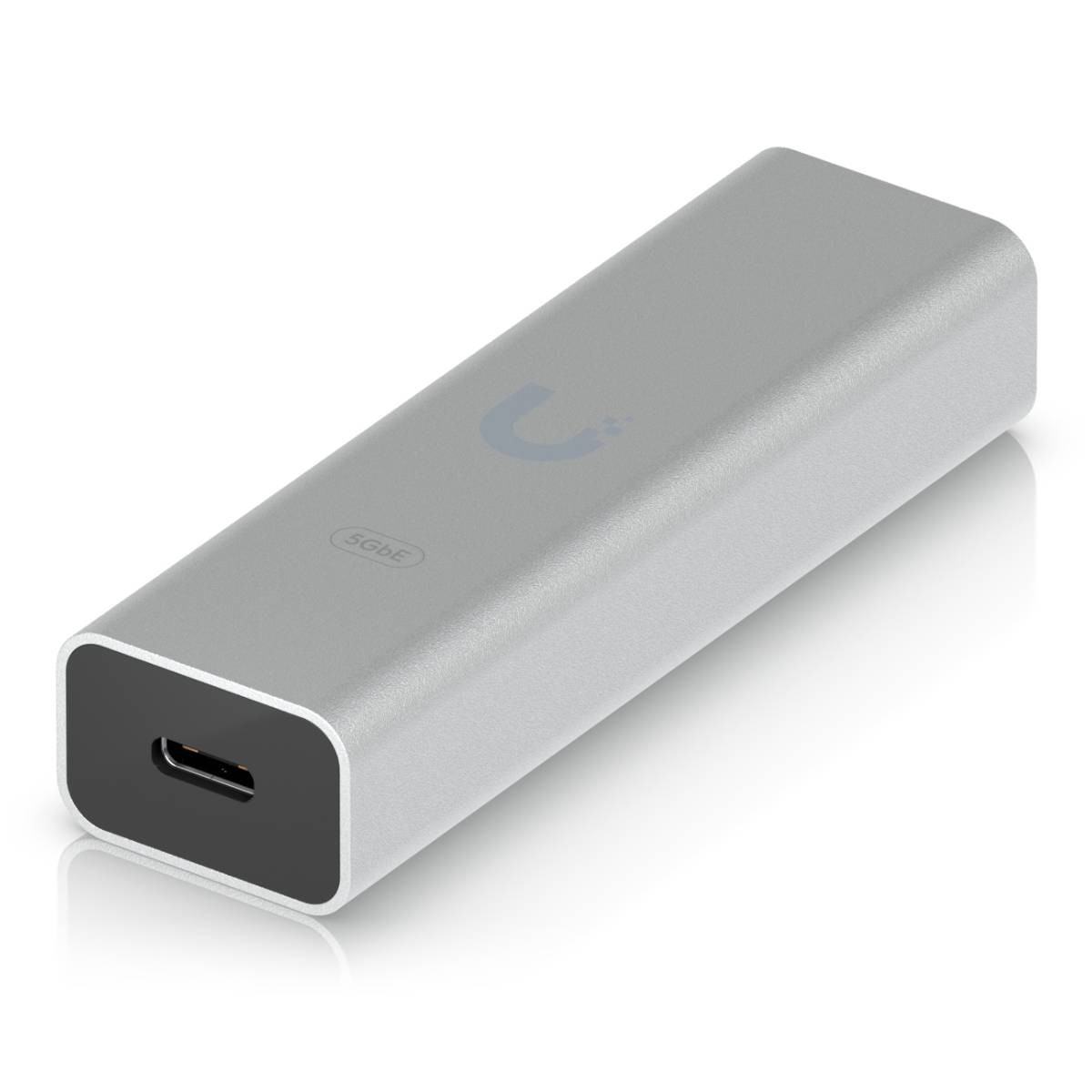 Adattatore USB-C a 5GbE argentato con porta USB-C grigio scuro e logo.