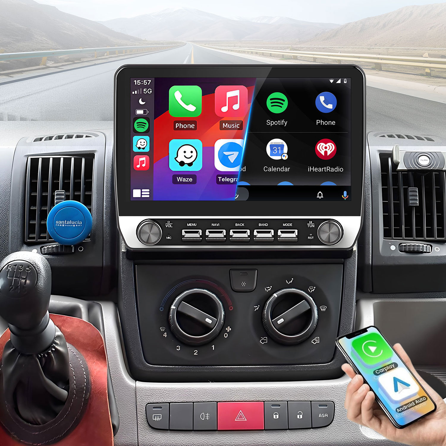 Interior de coche con pantalla de infoentretenimiento, palanca de cambios y teléfono.