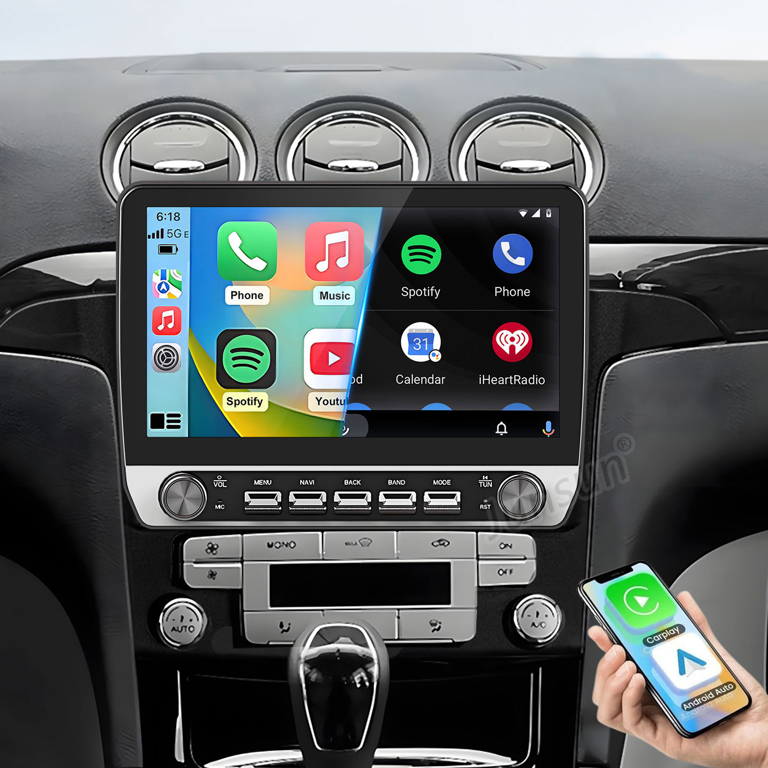Un smartphone con CarPlay y Android Auto se sujeta junto a la radio del coche.