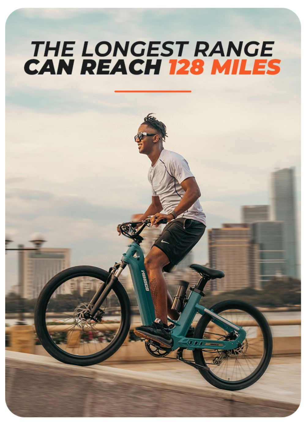 Un hombre monta una e-bike azul con sol y horizonte urbano.