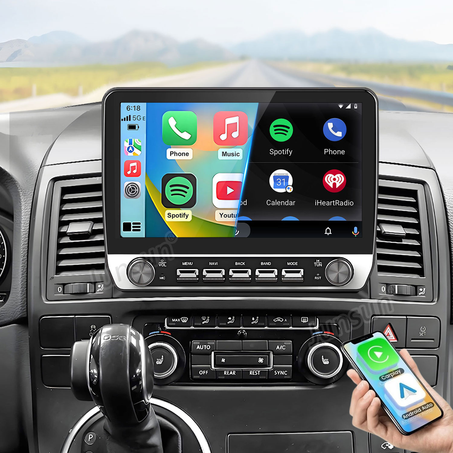 Autoinnenraum mit Touchscreen, zeigt Handy-Apps. Hand hält Smartphone mit CarPlay/Android Auto.