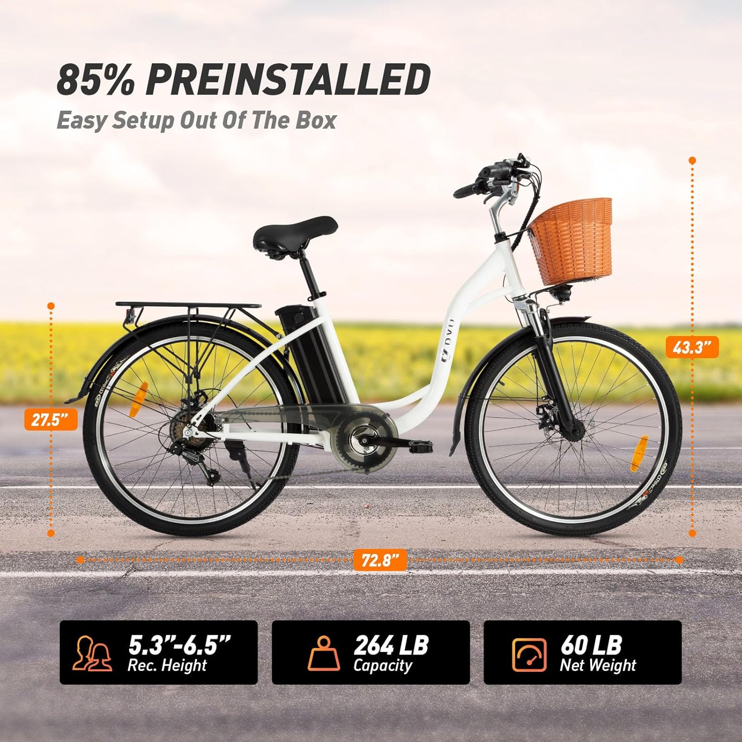 Una bicicleta eléctrica blanca con cesta de mimbre, portaequipajes y detalles de texto.