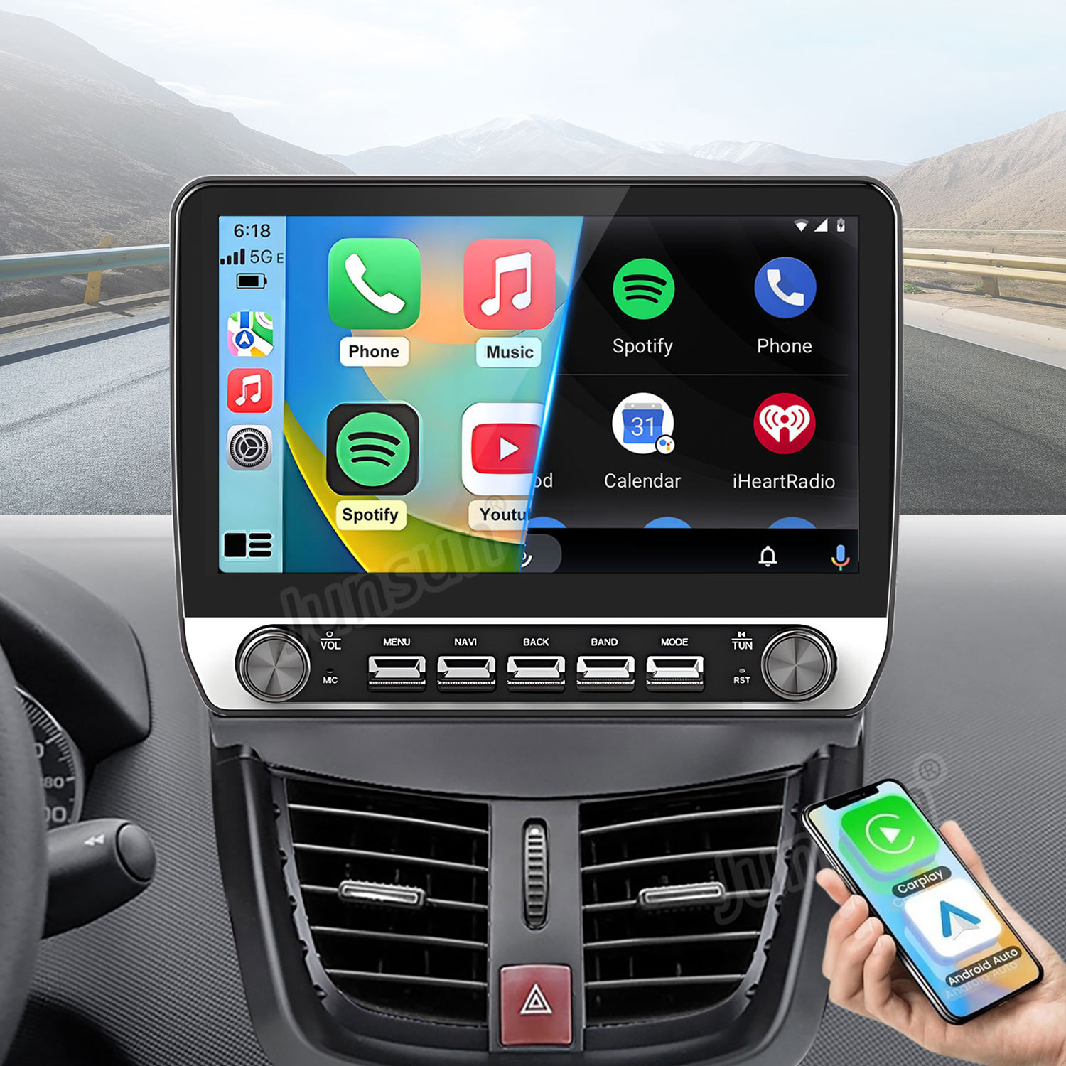 Salpicadero de coche con pantalla grande mostrando iconos de apps y mano con teléfono CarPlay/Android Auto.