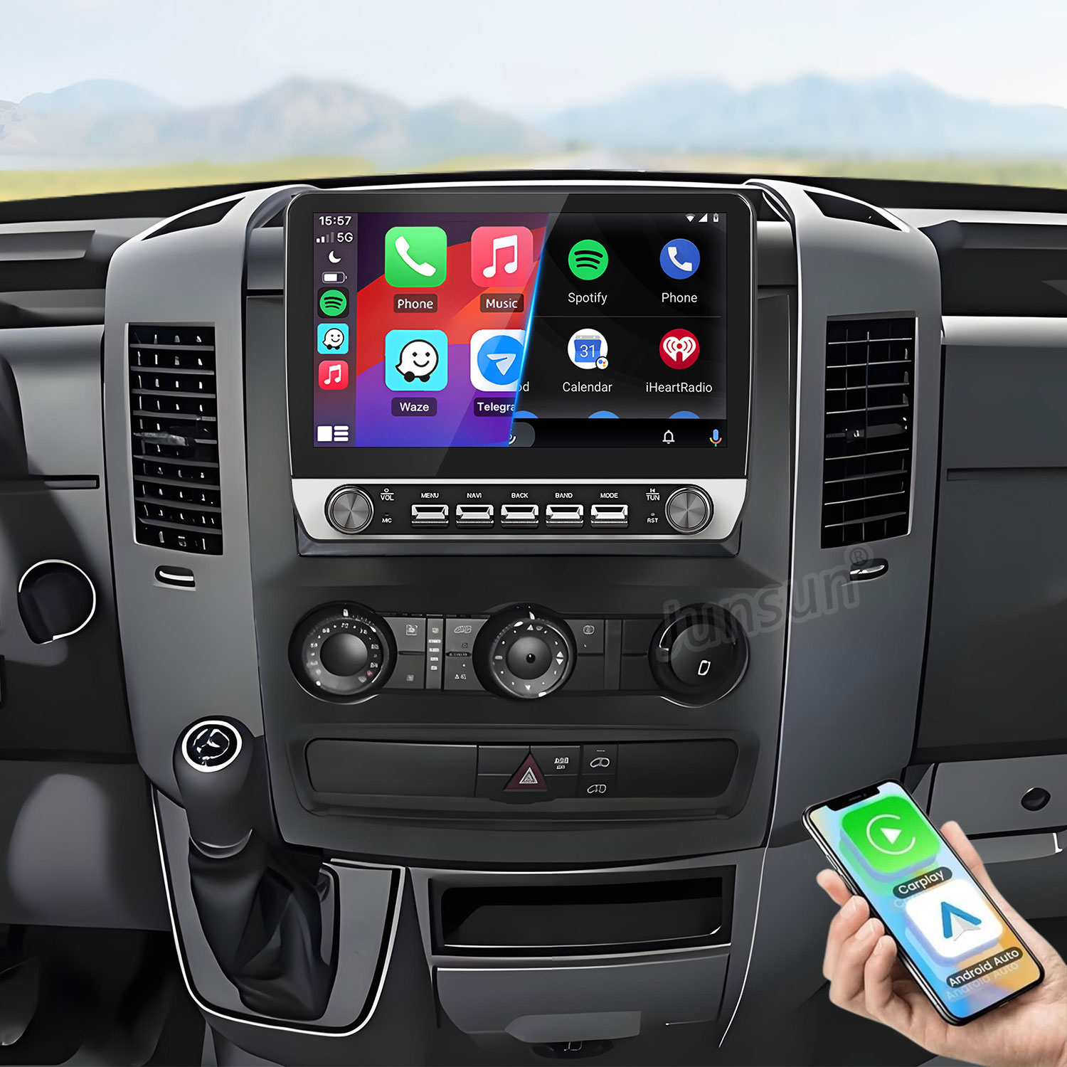 Un sistema de infoentretenimiento para coche que muestra aplicaciones y un teléfono móvil conectado.