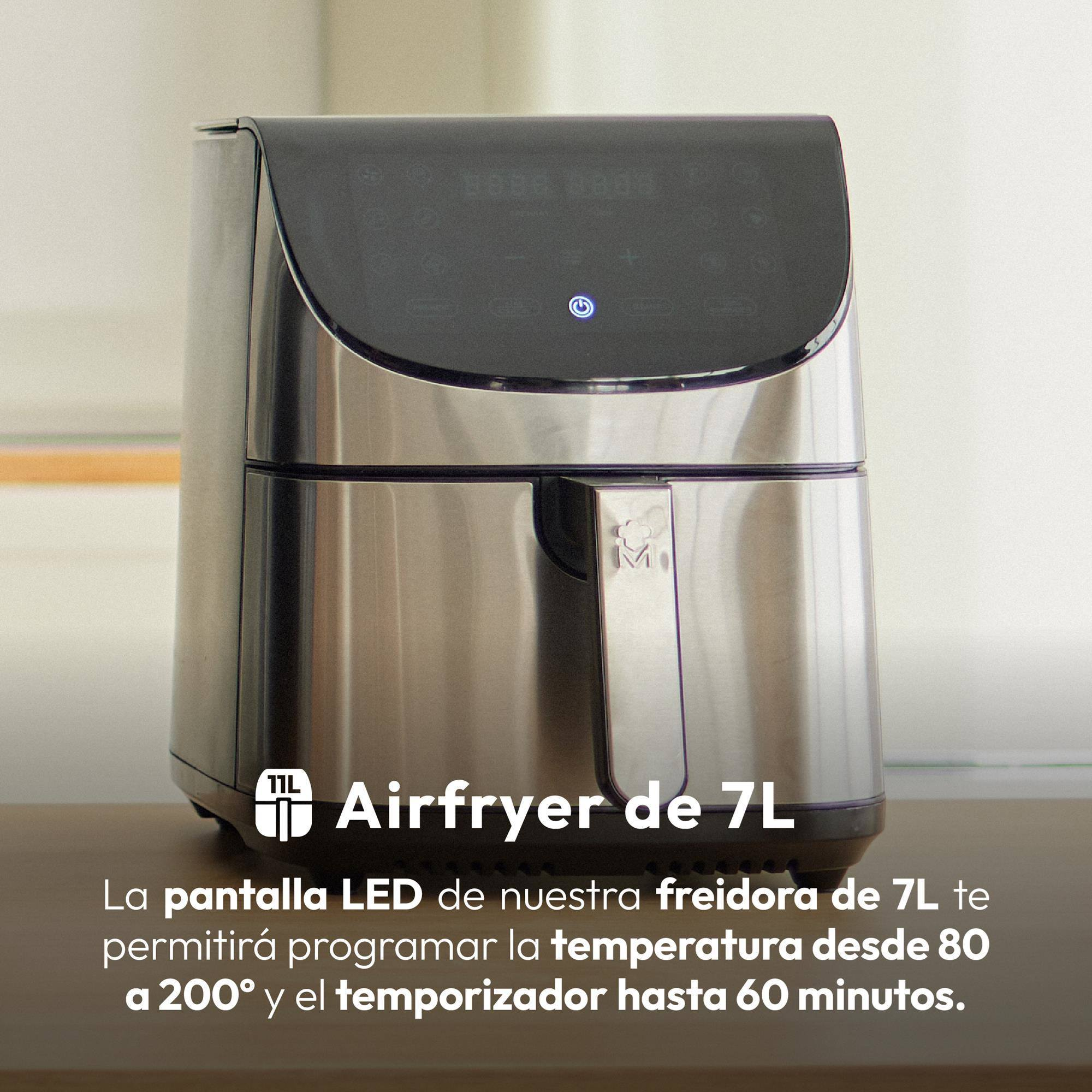 Una freidora de aire plateada de 7L con pantalla LED digital negra.