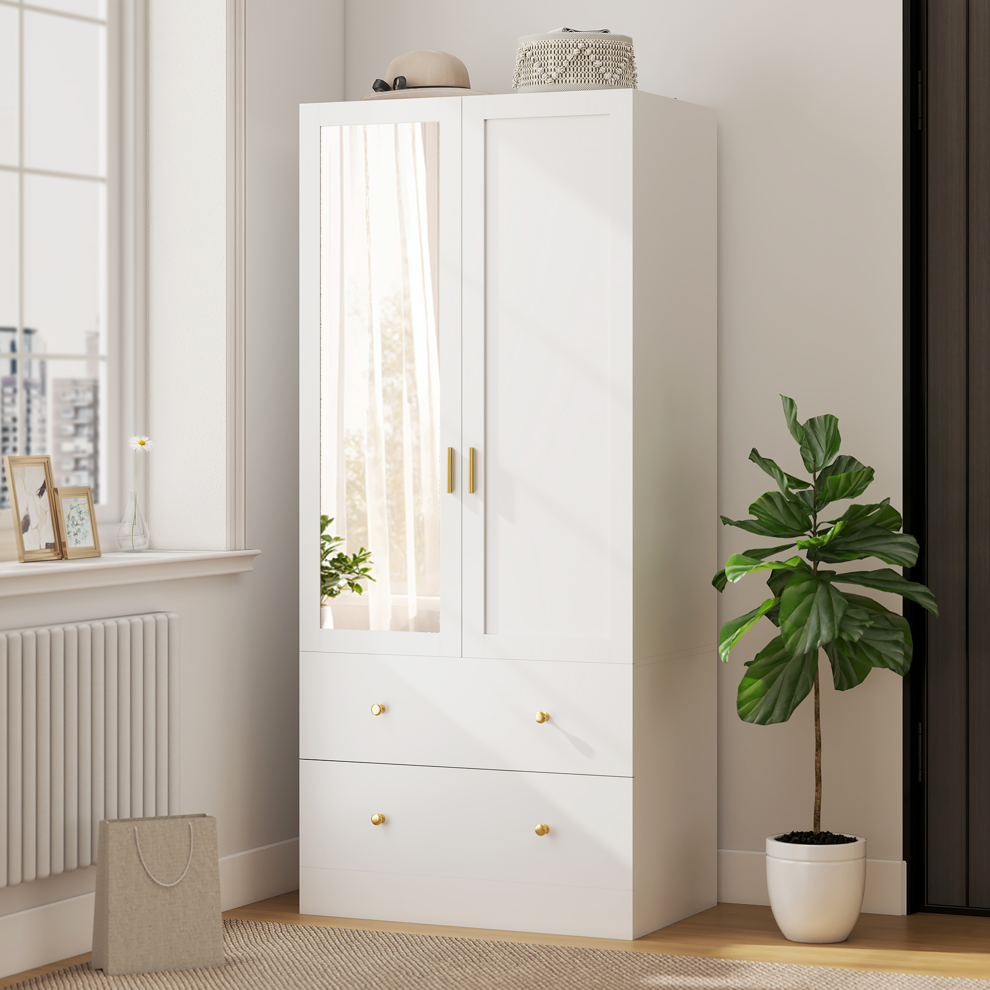 Un armario blanco con puerta de espejo y tiradores de latón, junto a una planta.