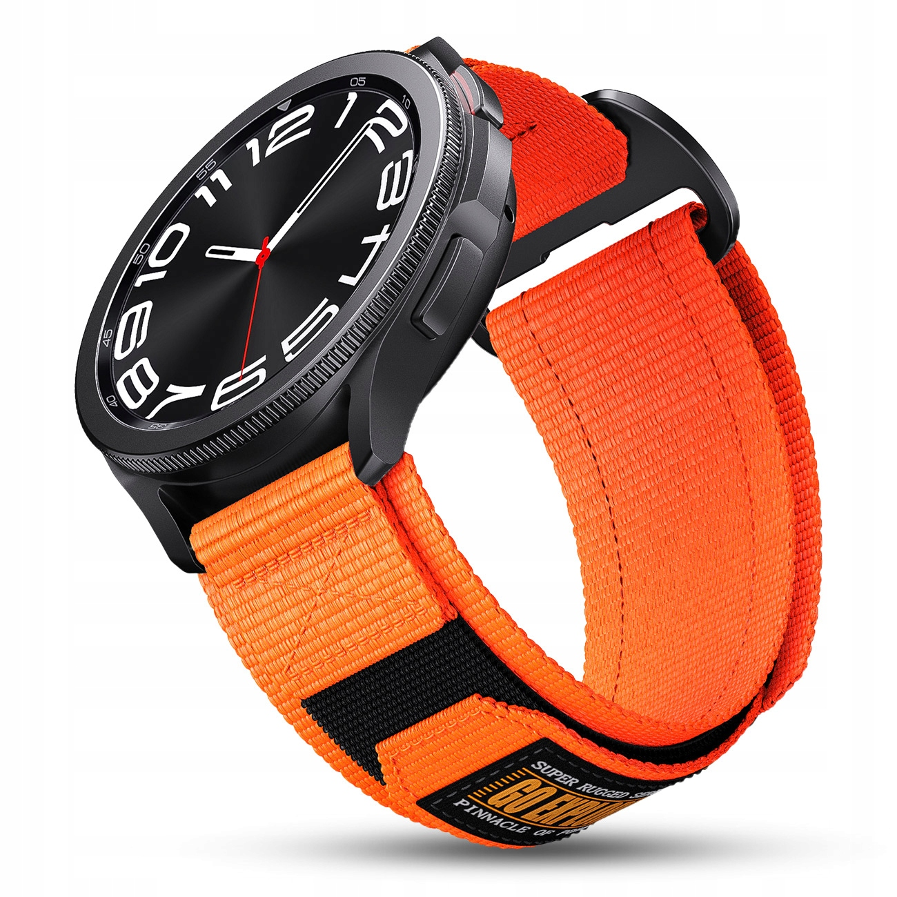 Czarny smartwatch z pomarańczowym paskiem i wyrazistymi białymi cyframi.