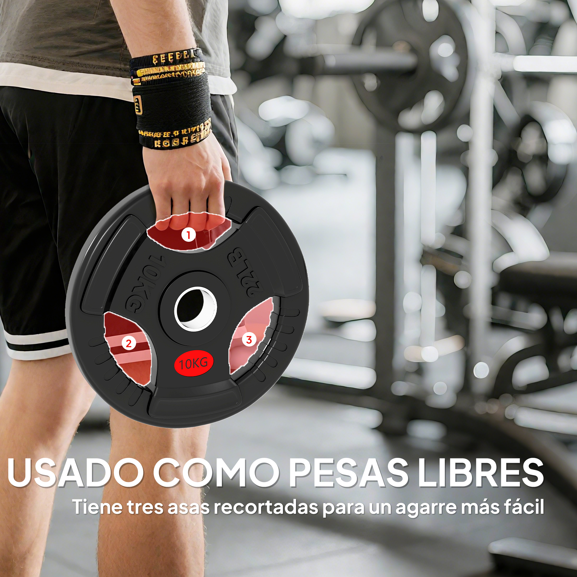 Un hombre sostiene una pesa de 10 kg con tres agarres en un gimnasio.